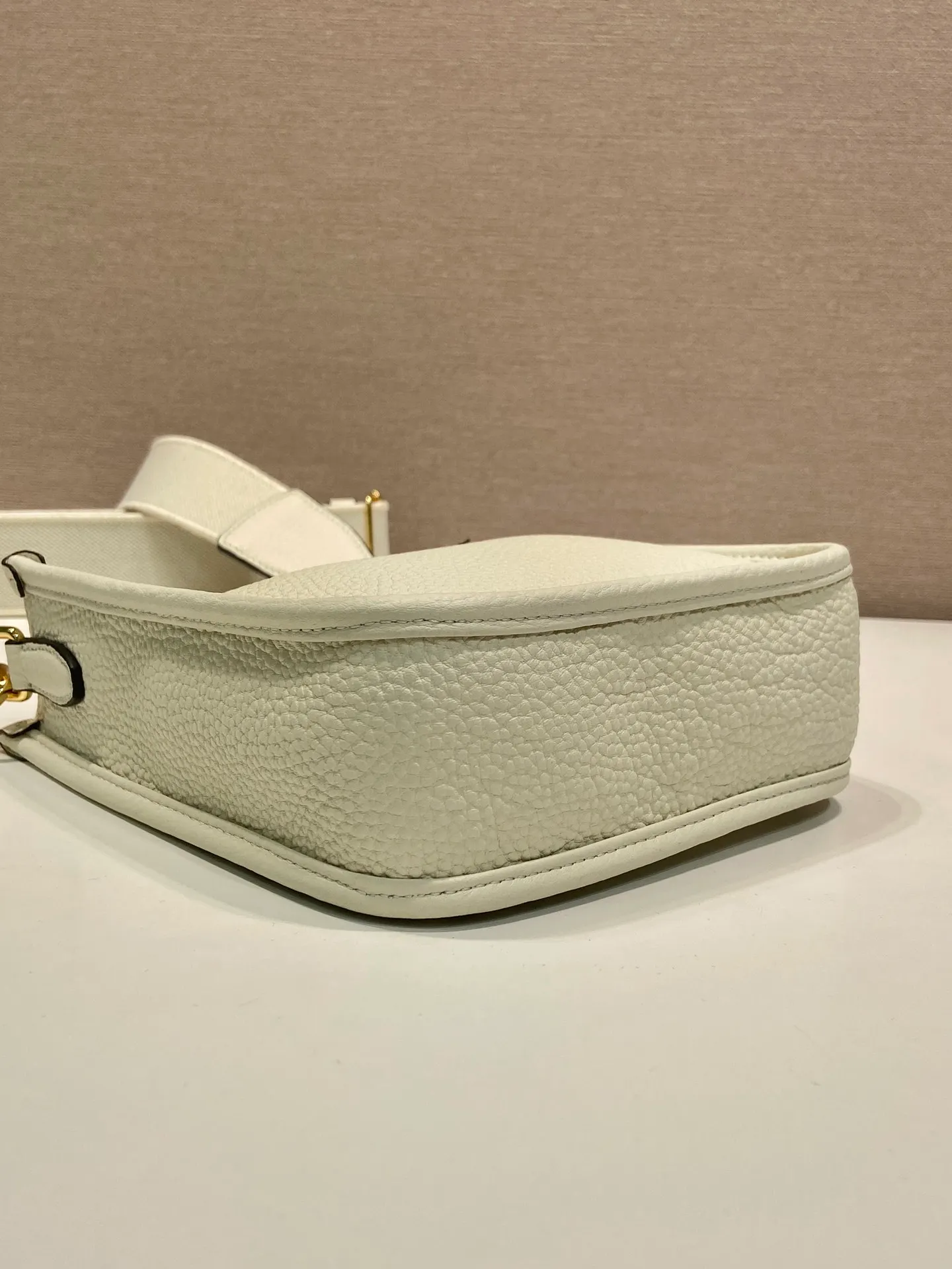 💰1560👏New style double shoulder bag👏1BH191-1/tote bag This leather mini shoulder bag has a simple design. A metallic triangle logo on the front adds signature tone. Equipped with detachable logo-printed webbing and leather shoulder straps, it can be exchanged at any time for different outfits and occasions😘😘to highlight its modern style. High fashion is the main fashion for daily matching. Hurry up and get it, it’s so beautiful👏👏 Length 19x height 20x base 6cm👏👏👏😘😘😘