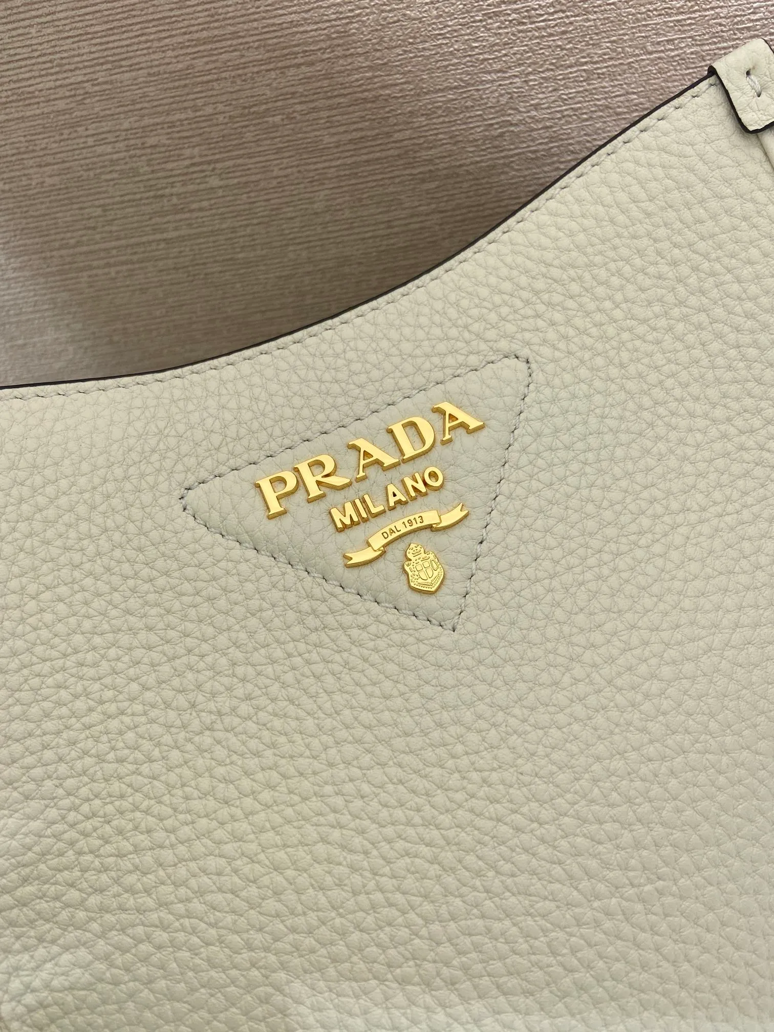 💰1560👏New style double shoulder bag👏1BH191-1/tote bag This leather mini shoulder bag has a simple design. A metallic triangle logo on the front adds signature tone. Equipped with detachable logo-printed webbing and leather shoulder straps, it can be exchanged at any time for different outfits and occasions😘😘to highlight its modern style. High fashion is the main fashion for daily matching. Hurry up and get it, it’s so beautiful👏👏 Length 19x height 20x base 6cm👏👏👏😘😘😘