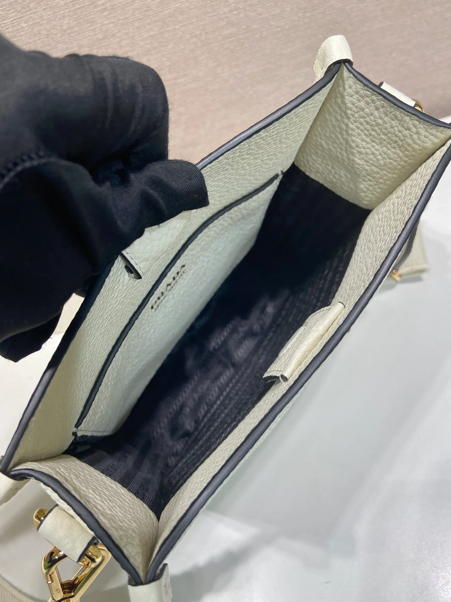 💰1560👏New style double shoulder bag👏1BH191-1/tote bag This leather mini shoulder bag has a simple design. A metallic triangle logo on the front adds signature tone. Equipped with detachable logo-printed webbing and leather shoulder straps, it can be exchanged at any time for different outfits and occasions😘😘to highlight its modern style. High fashion is the main fashion for daily matching. Hurry up and get it, it’s so beautiful👏👏 Length 19x height 20x base 6cm👏👏👏😘😘😘