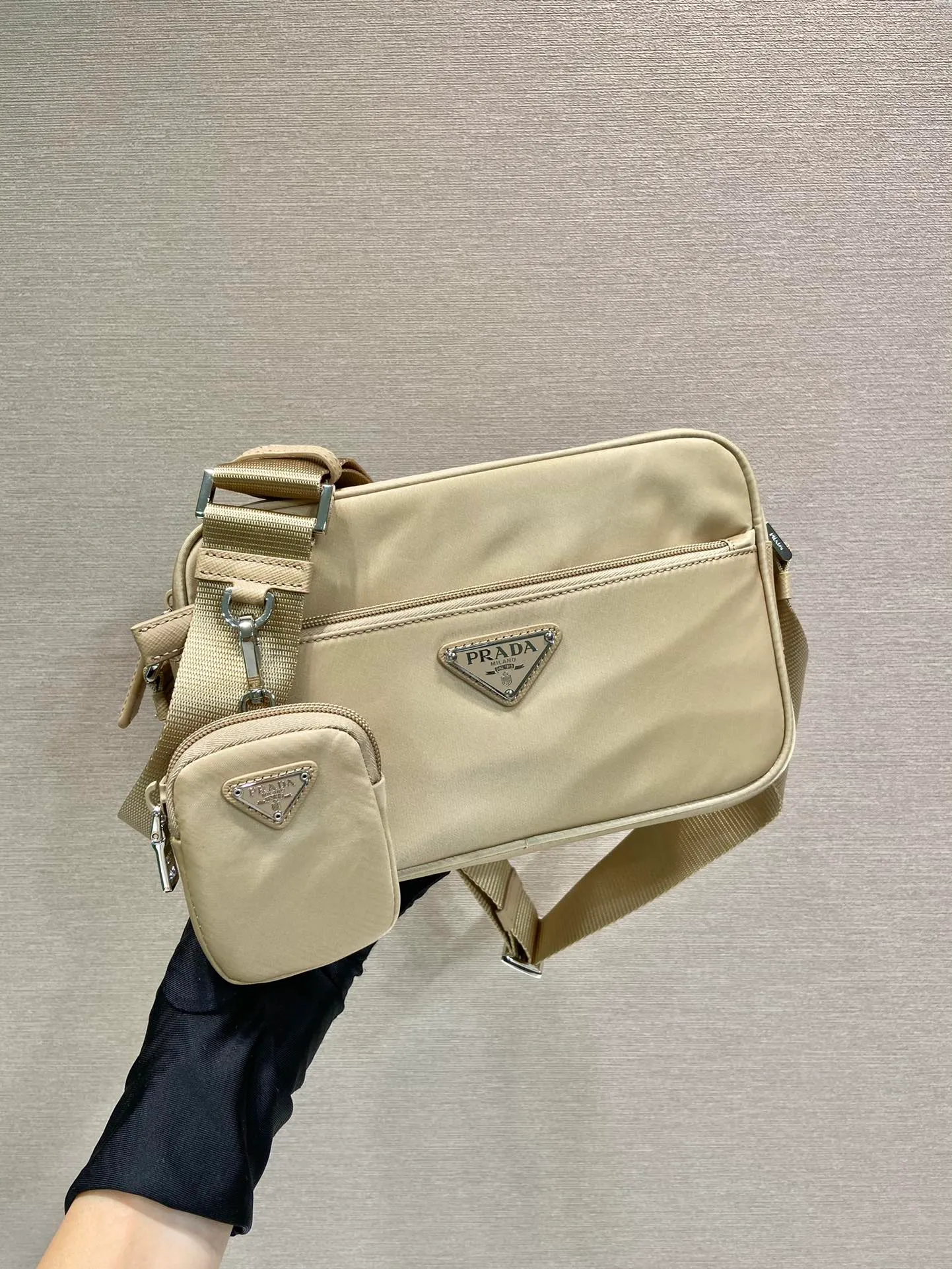 💰1020🎉New three-in-one🎉1BC167🎉🎉 This rectangular shoulder bag has a compact design and presents a distinctive street wear style. Functionality meets simple lines. My favorite is the detachable small bag on the shoulder strap🎉🎉, simple and elegant, suitable for both men and women👏Hurry up and get it🎉🎉 Length 23x Height 15x Bottom 7cm🎉🎉🎉👏👏👏