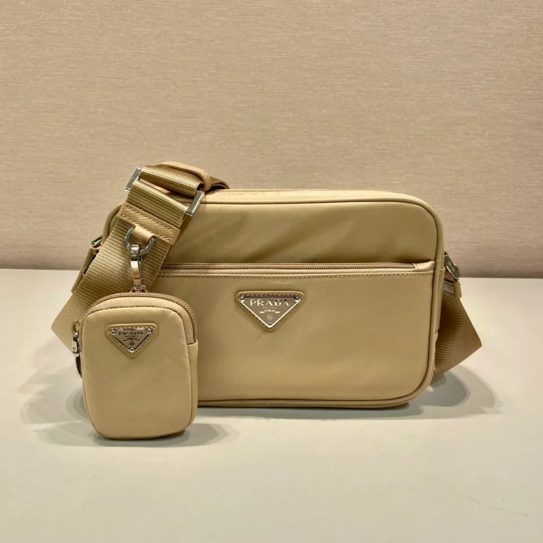 💰1020🎉New three-in-one🎉1BC167🎉🎉 This rectangular shoulder bag has a compact design and presents a distinctive street wear style. Functionality meets simple lines. My favorite is the detachable small bag on the shoulder strap🎉🎉, simple and elegant, suitable for both men and women👏Hurry up and get it🎉🎉 Length 23x Height 15x Bottom 7cm🎉🎉🎉👏👏👏