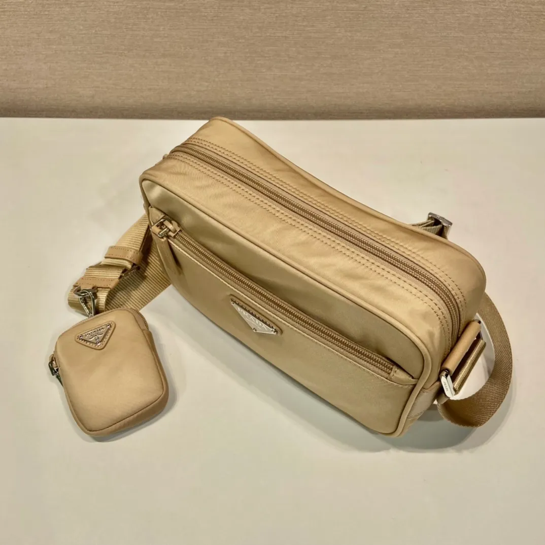 💰1020🎉New three-in-one🎉1BC167🎉🎉 This rectangular shoulder bag has a compact design and presents a distinctive street wear style. Functionality meets simple lines. My favorite is the detachable small bag on the shoulder strap🎉🎉, simple and elegant, suitable for both men and women👏Hurry up and get it🎉🎉 Length 23x Height 15x Bottom 7cm🎉🎉🎉👏👏👏