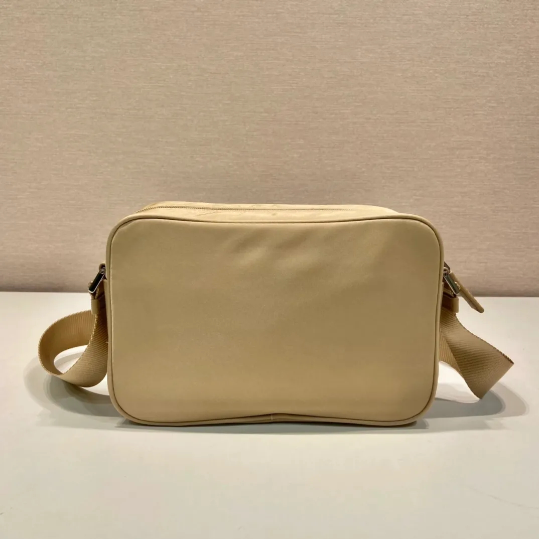 💰1020🎉New three-in-one🎉1BC167🎉🎉 This rectangular shoulder bag has a compact design and presents a distinctive street wear style. Functionality meets simple lines. My favorite is the detachable small bag on the shoulder strap🎉🎉, simple and elegant, suitable for both men and women👏Hurry up and get it🎉🎉 Length 23x Height 15x Bottom 7cm🎉🎉🎉👏👏👏