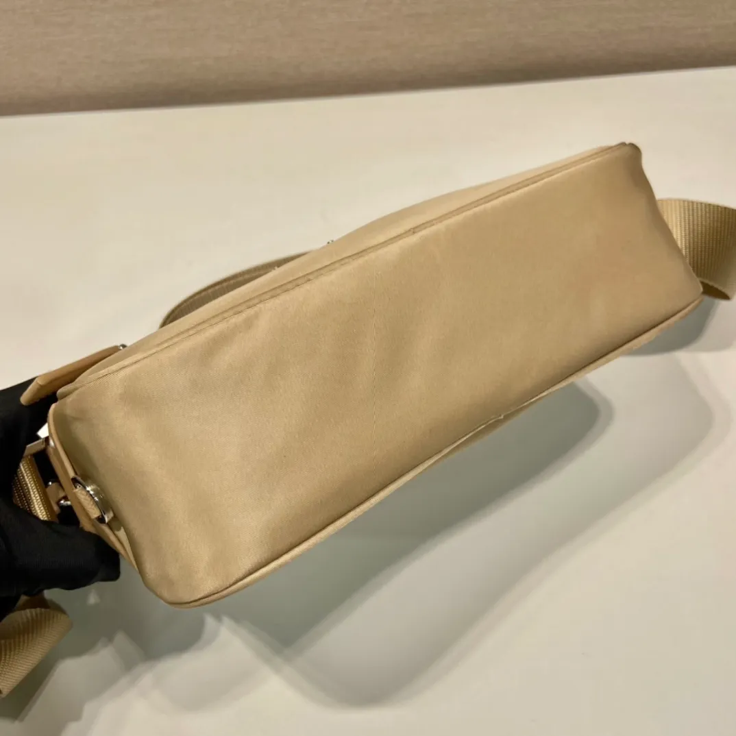 💰1020🎉New three-in-one🎉1BC167🎉🎉 This rectangular shoulder bag has a compact design and presents a distinctive street wear style. Functionality meets simple lines. My favorite is the detachable small bag on the shoulder strap🎉🎉, simple and elegant, suitable for both men and women👏Hurry up and get it🎉🎉 Length 23x Height 15x Bottom 7cm🎉🎉🎉👏👏👏