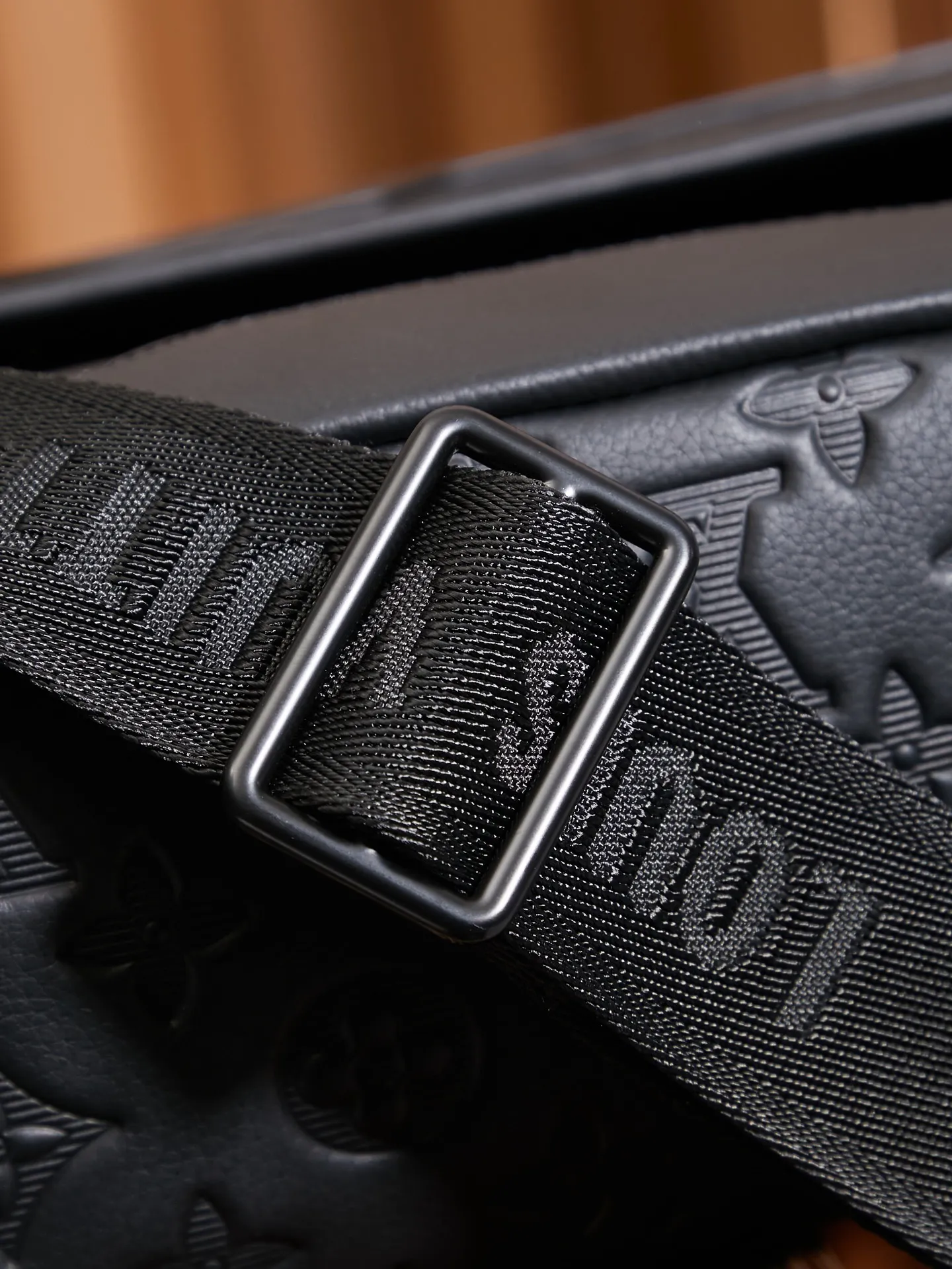 P¥1040👉nfc163C01 dynamic chip version👈【Top inspection-free pure steel hardware】M25121 Voyager messenger bag 33 x 22.5 x 11 (length x height x width) Work details: for reference