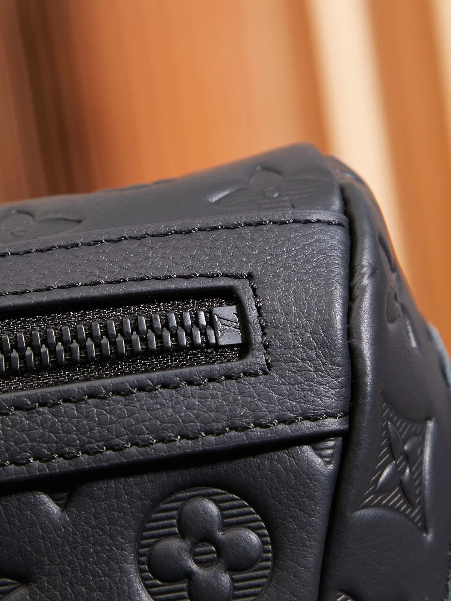 P¥1040👉nfc163C01 dynamic chip version👈【Top inspection-free pure steel hardware】M25121 Voyager messenger bag 33 x 22.5 x 11 (length x height x width) Work details: for reference