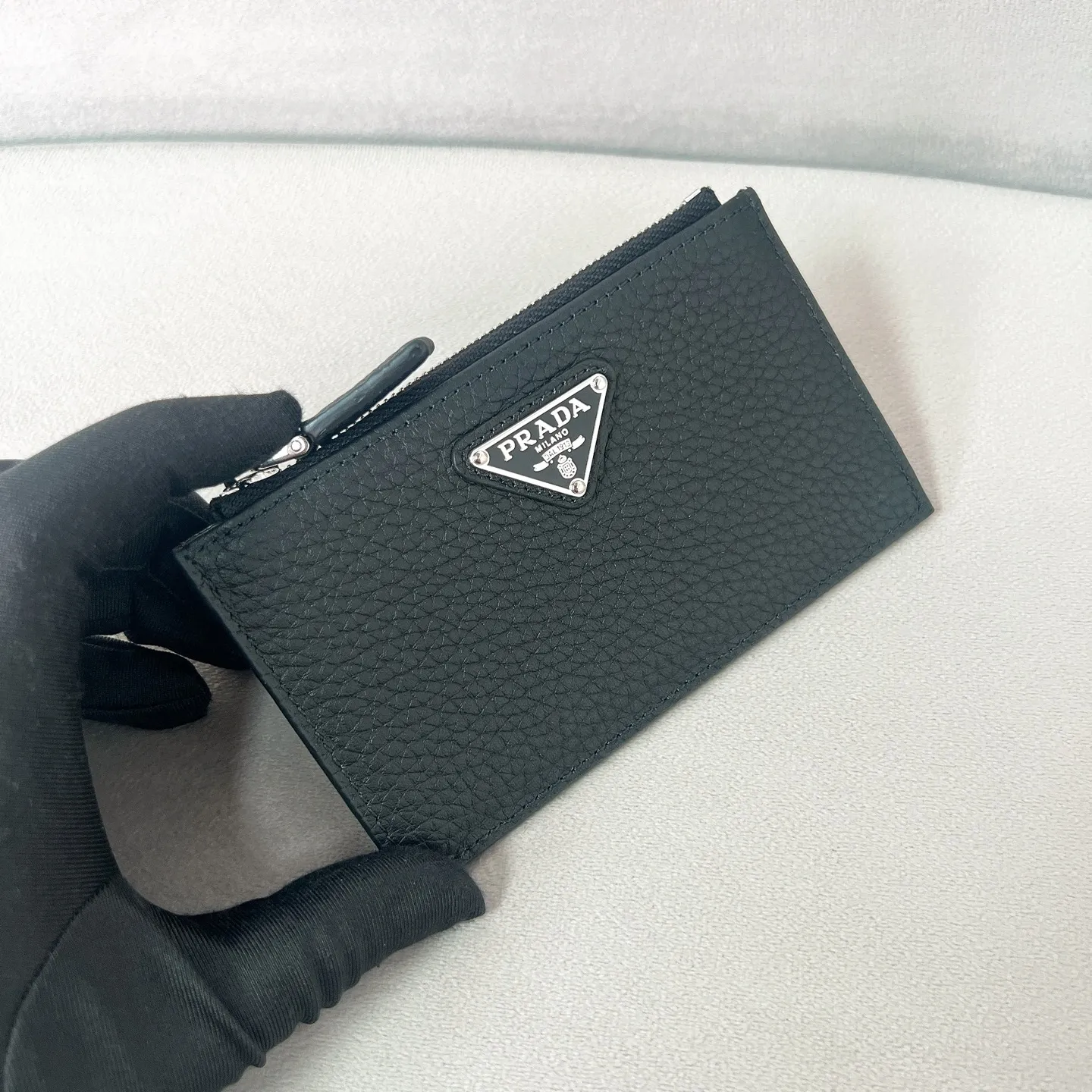 💰480✨New product launch✨New women's card holder 2MC086 uses imported Saffiano cross pattern. Simple design and distinctive style. Exquisite and fashionable, convenient and practical. Triangle logo is perfectly integrated into the bag body. Five card slots. Perfect details comparable to brick cabinet Super 5🌟 Size: 13*8cm Black