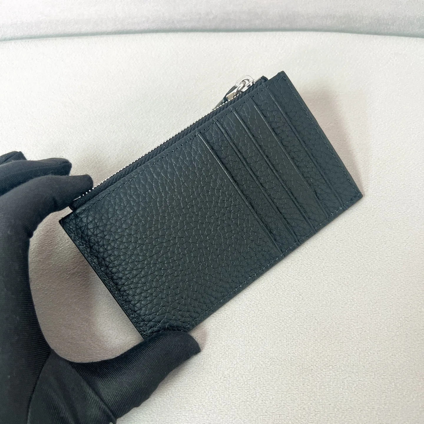 💰480✨New product launch✨New women's card holder 2MC086 uses imported Saffiano cross pattern. Simple design and distinctive style. Exquisite and fashionable, convenient and practical. Triangle logo is perfectly integrated into the bag body. Five card slots. Perfect details comparable to brick cabinet Super 5🌟 Size: 13*8cm Black