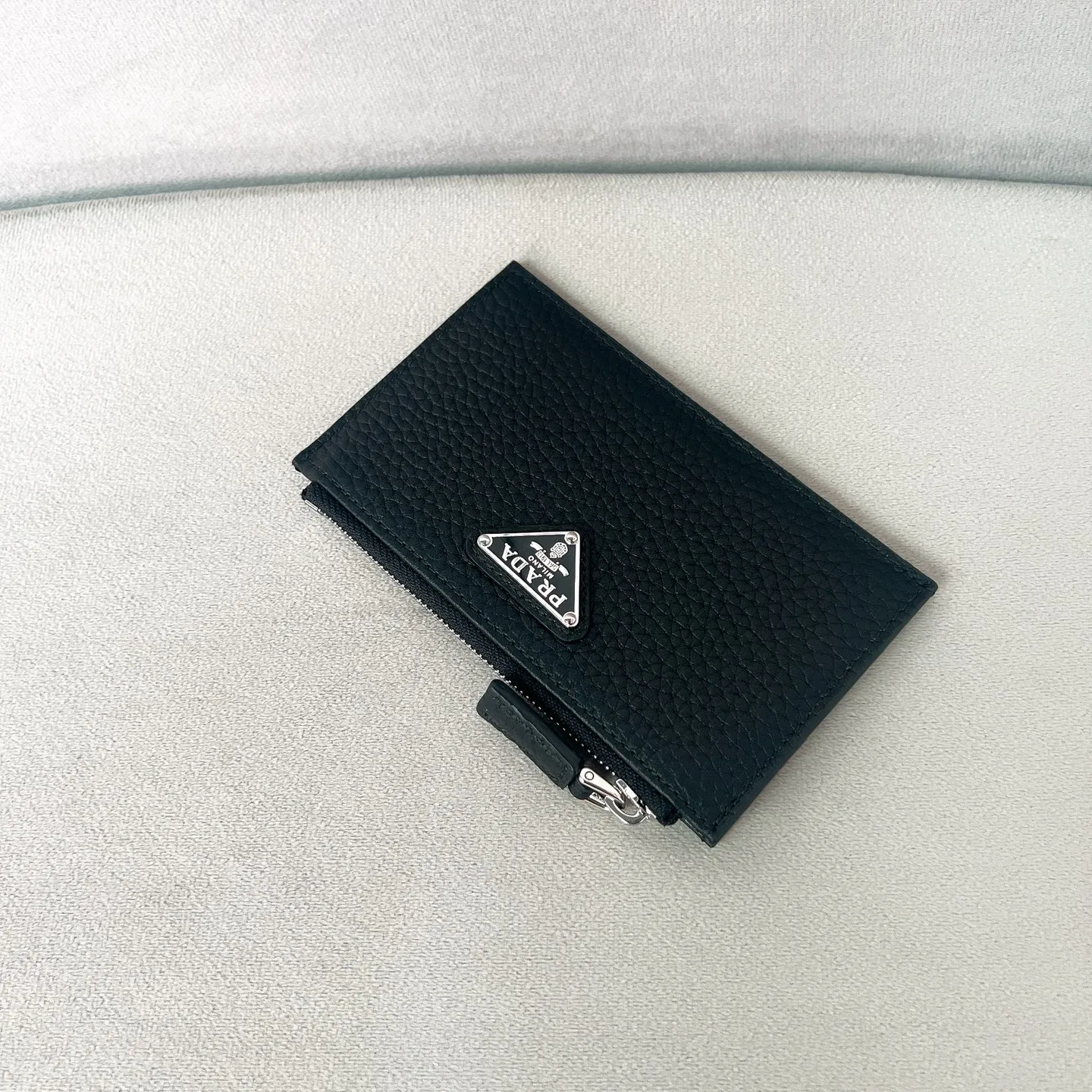 💰480✨New product launch✨New women's card holder 2MC086 uses imported Saffiano cross pattern. Simple design and distinctive style. Exquisite and fashionable, convenient and practical. Triangle logo is perfectly integrated into the bag body. Five card slots. Perfect details comparable to brick cabinet Super 5🌟 Size: 13*8cm Black