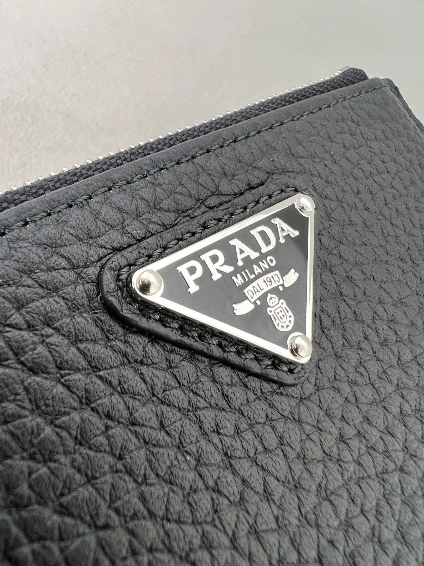 💰480✨New product launch✨New women's card holder 2MC086 uses imported Saffiano cross pattern. Simple design and distinctive style. Exquisite and fashionable, convenient and practical. Triangle logo is perfectly integrated into the bag body. Five card slots. Perfect details comparable to brick cabinet Super 5🌟 Size: 13*8cm Black