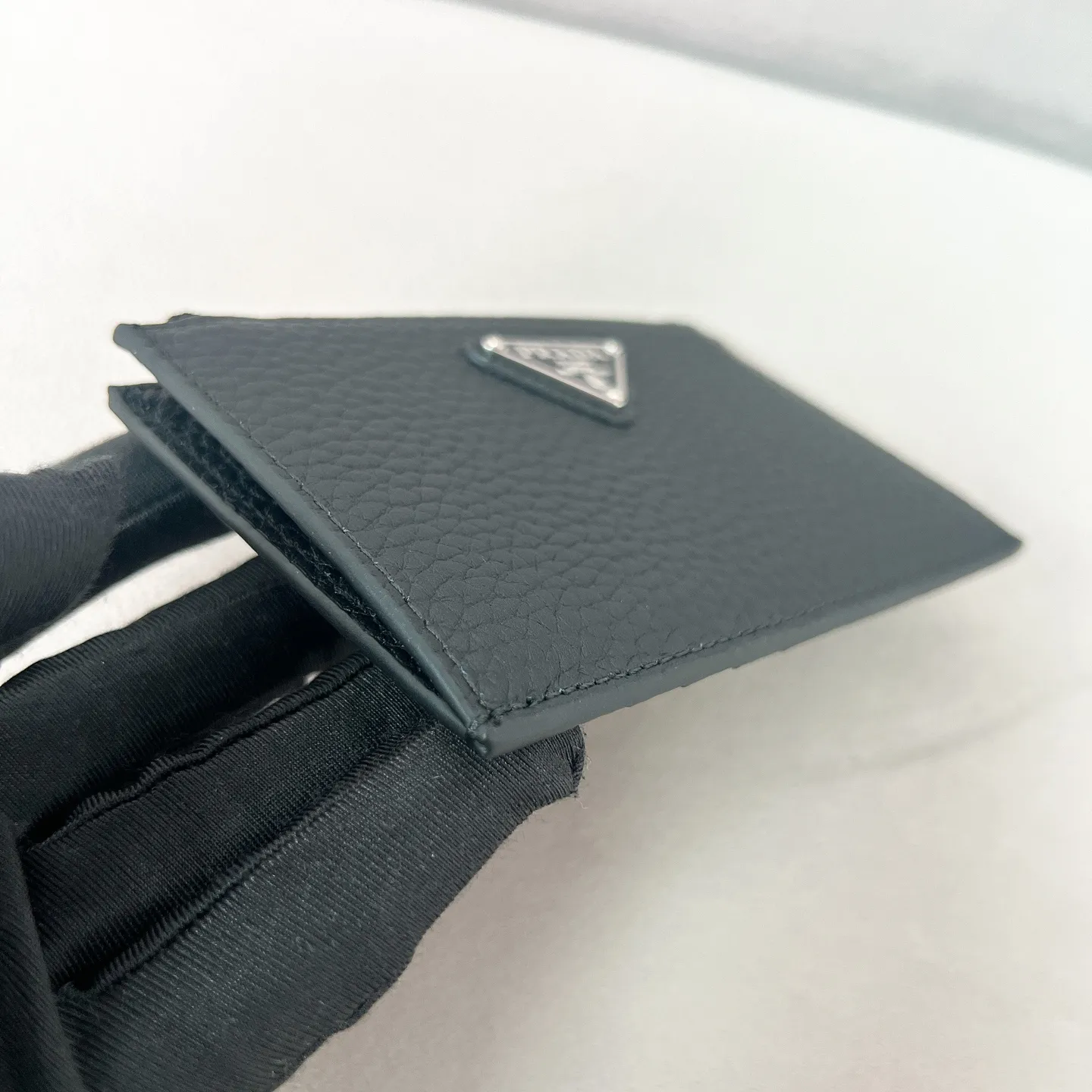 💰480✨New product launch✨New women's card holder 2MC086 uses imported Saffiano cross pattern. Simple design and distinctive style. Exquisite and fashionable, convenient and practical. Triangle logo is perfectly integrated into the bag body. Five card slots. Perfect details comparable to brick cabinet Super 5🌟 Size: 13*8cm Black