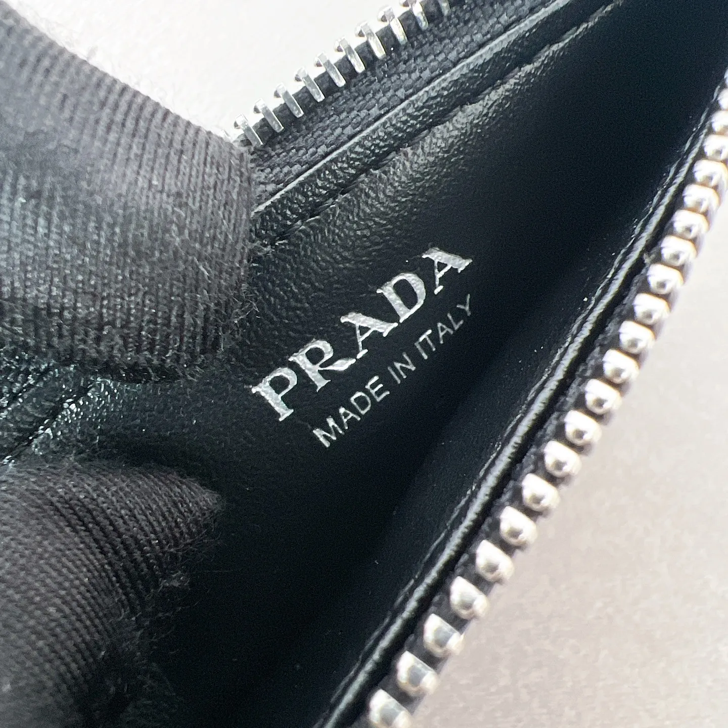 💰480✨New product launch✨New women's card holder 2MC086 uses imported Saffiano cross pattern. Simple design and distinctive style. Exquisite and fashionable, convenient and practical. Triangle logo is perfectly integrated into the bag body. Five card slots. Perfect details comparable to brick cabinet Super 5🌟 Size: 13*8cm Black