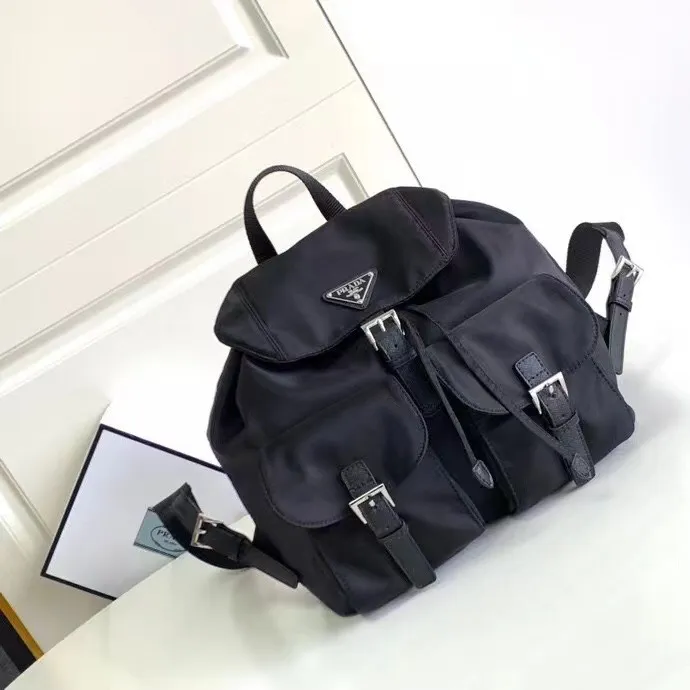 P640¥PR@DA 1BZ811 Nylon backpack is the most classic, best-selling and most versatile backpack of the P family. It is the first nylon bag designed by the chief founder himself. It is lightweight, rainproof, has a moderate capacity and is suitable for travel. It is matched with imported parachute fabric - waterproof and sunproof. Triangular enamel logo on the front, cross pattern cowhide trim. The overall style is fashionable and casual, yet stable and dignified. It has a large capacity to hold a kettle, iPad, mobile phone, books and documents. The drawstring inner bag + the two front zipper outer pockets meet the exquisite storage needs [Celebration]: 32*30*15cm black