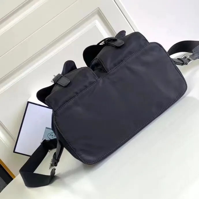 P640¥PR@DA 1BZ811 Nylon backpack is the most classic, best-selling and most versatile backpack of the P family. It is the first nylon bag designed by the chief founder himself. It is lightweight, rainproof, has a moderate capacity and is suitable for travel. It is matched with imported parachute fabric - waterproof and sunproof. Triangular enamel logo on the front, cross pattern cowhide trim. The overall style is fashionable and casual, yet stable and dignified. It has a large capacity to hold a kettle, iPad, mobile phone, books and documents. The drawstring inner bag + the two front zipper outer pockets meet the exquisite storage needs [Celebration]: 32*30*15cm black