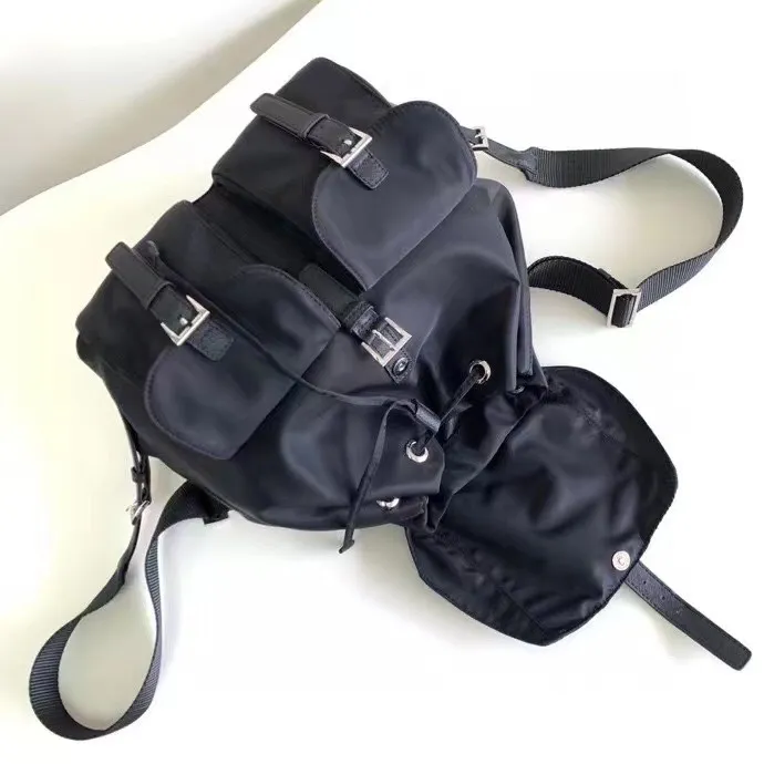 P640¥PR@DA 1BZ811 Nylon backpack is the most classic, best-selling and most versatile backpack of the P family. It is the first nylon bag designed by the chief founder himself. It is lightweight, rainproof, has a moderate capacity and is suitable for travel. It is matched with imported parachute fabric - waterproof and sunproof. Triangular enamel logo on the front, cross pattern cowhide trim. The overall style is fashionable and casual, yet stable and dignified. It has a large capacity to hold a kettle, iPad, mobile phone, books and documents. The drawstring inner bag + the two front zipper outer pockets meet the exquisite storage needs [Celebration]: 32*30*15cm black