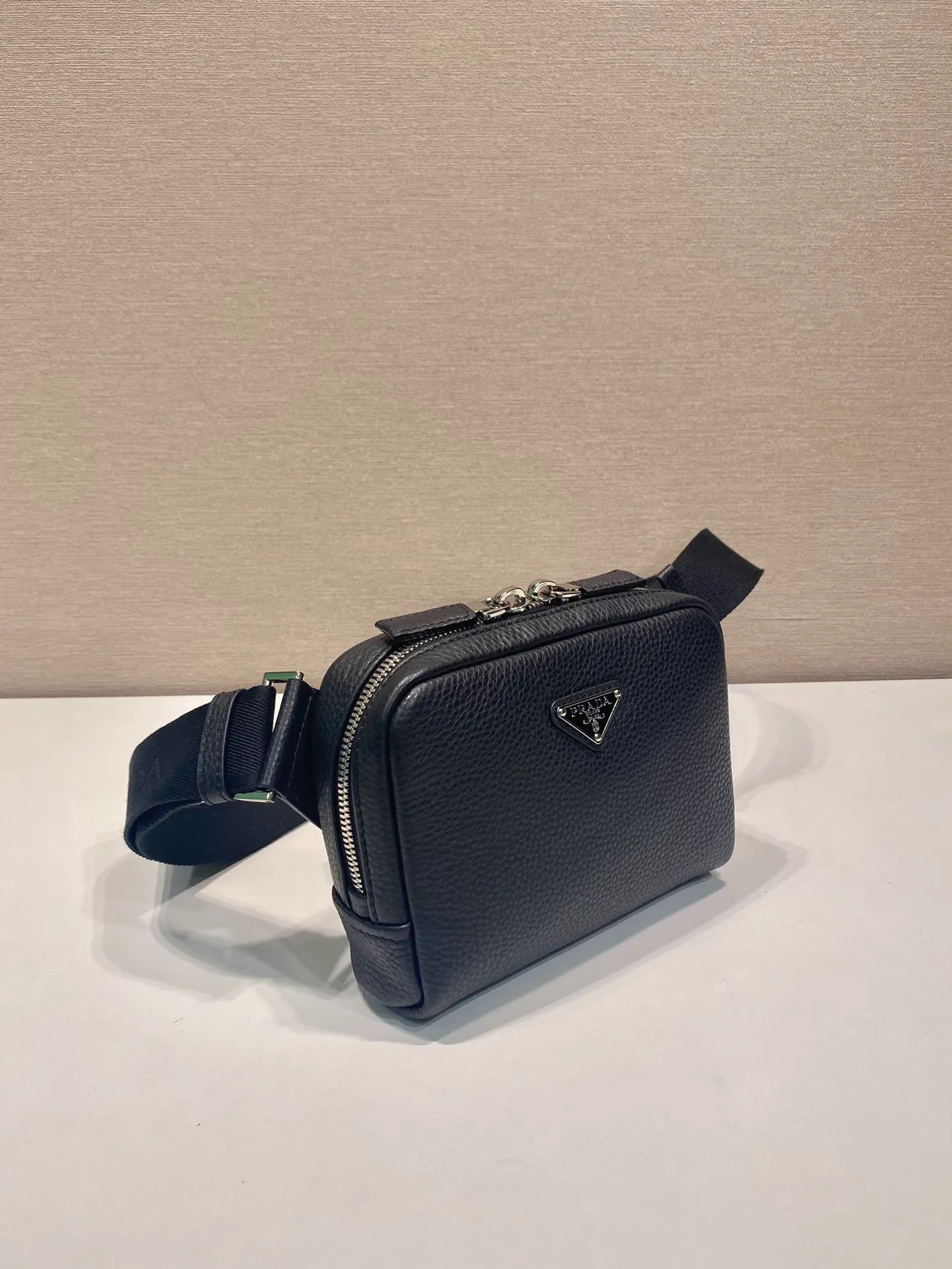 p900¥🎉New chest bag🎉2VH184 small🎉🎉 This leather shoulder bag chest bag adopts fashionable and smooth line design and layered silhouette, with adjustable webbing and imported deerskin and cowhide. It feels comfortable and luxurious, and can be used as a chest bag or shoulder bag. Large capacity space. The upper body effect is fashionable and trendy, and it is a popular style that will never go out of style🎉🎉 Length 19.5 height 13.5x bottom 6cm🎉🎉🎉👏👏👏