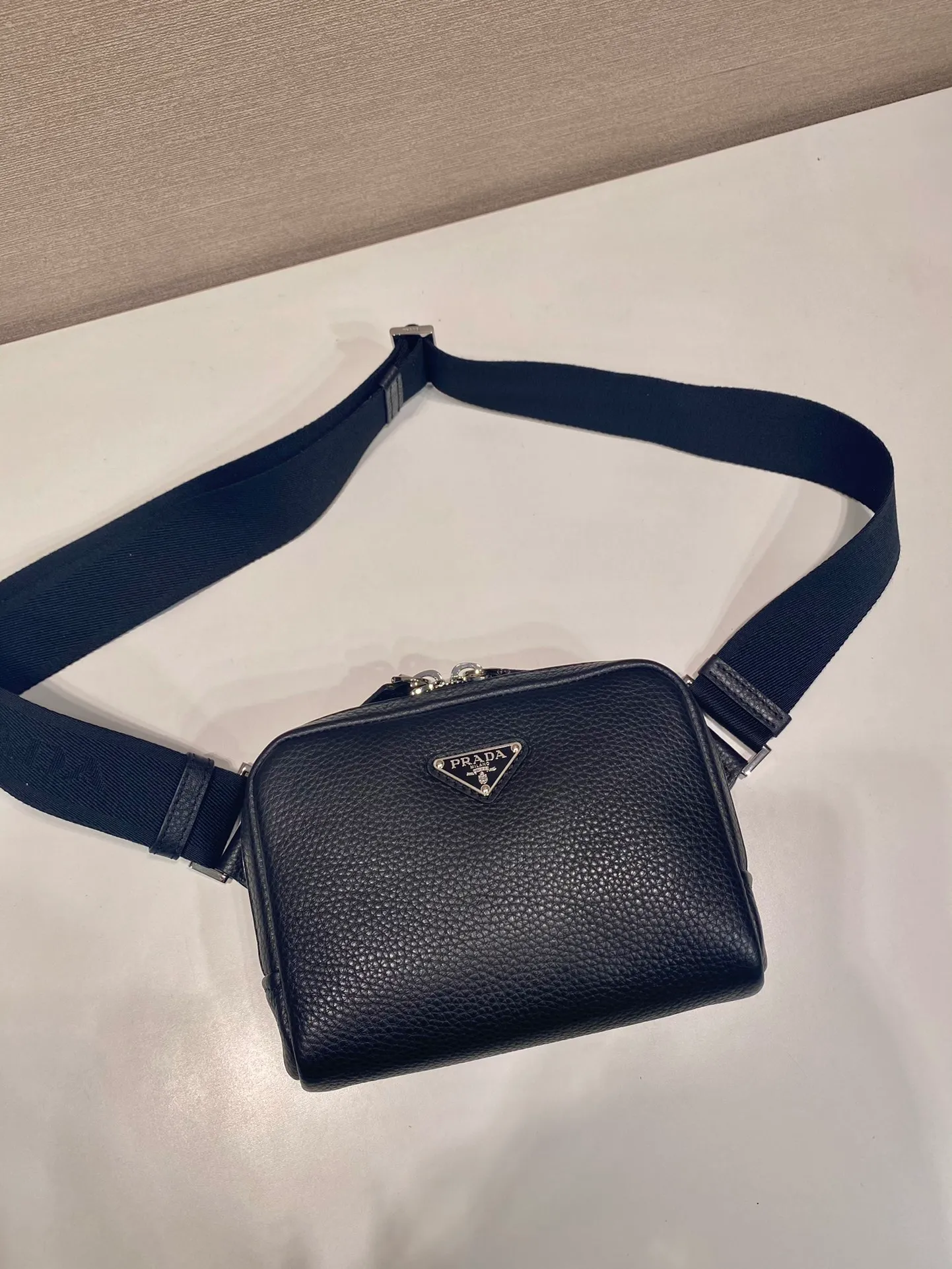 p900¥🎉New chest bag🎉2VH184 small🎉🎉 This leather shoulder bag chest bag adopts fashionable and smooth line design and layered silhouette, with adjustable webbing and imported deerskin and cowhide. It feels comfortable and luxurious, and can be used as a chest bag or shoulder bag. Large capacity space. The upper body effect is fashionable and trendy, and it is a popular style that will never go out of style🎉🎉 Length 19.5 height 13.5x bottom 6cm🎉🎉🎉👏👏👏