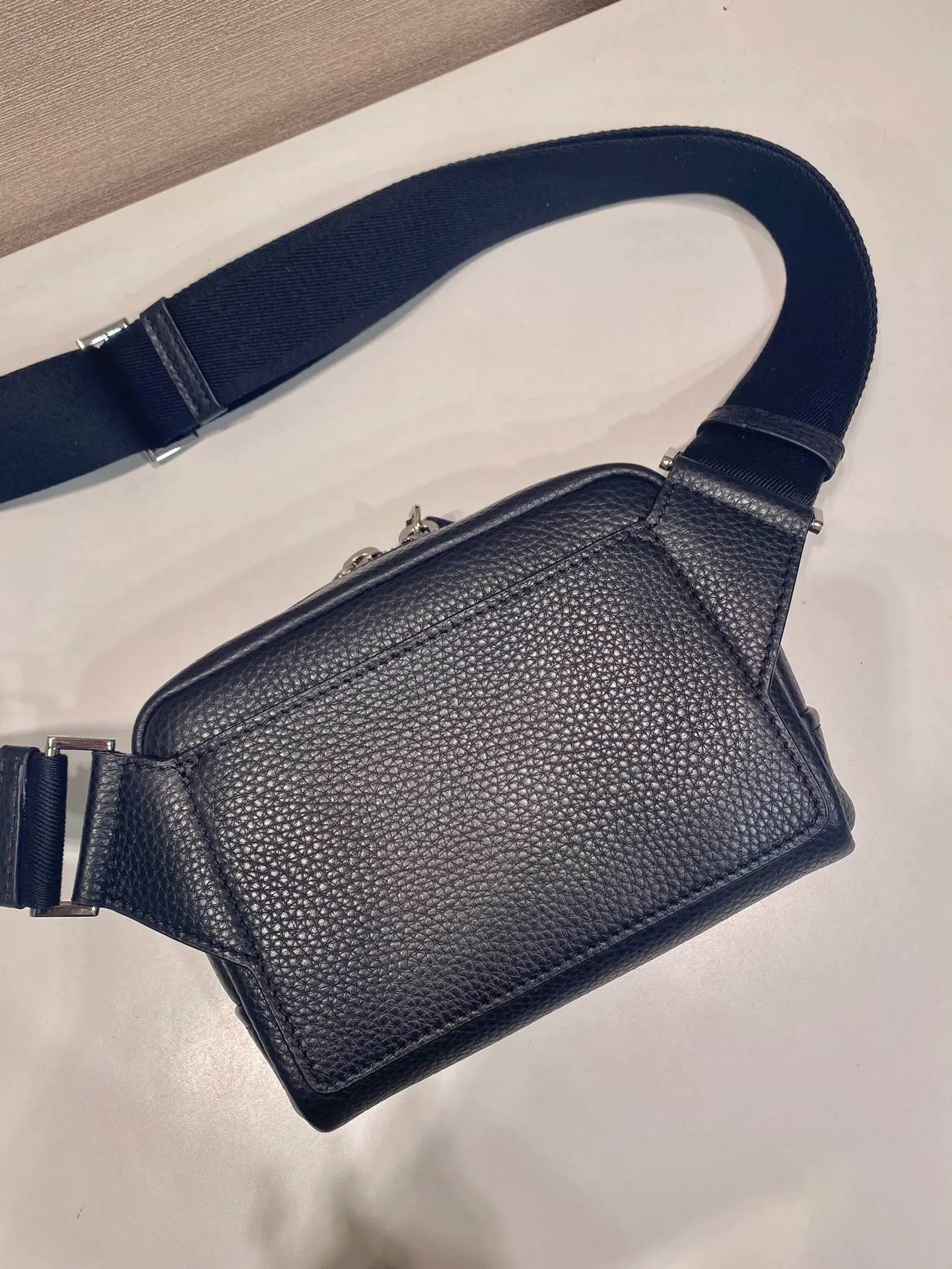 p900¥🎉New chest bag🎉2VH184 small🎉🎉 This leather shoulder bag chest bag adopts fashionable and smooth line design and layered silhouette, with adjustable webbing and imported deerskin and cowhide. It feels comfortable and luxurious, and can be used as a chest bag or shoulder bag. Large capacity space. The upper body effect is fashionable and trendy, and it is a popular style that will never go out of style🎉🎉 Length 19.5 height 13.5x bottom 6cm🎉🎉🎉👏👏👏