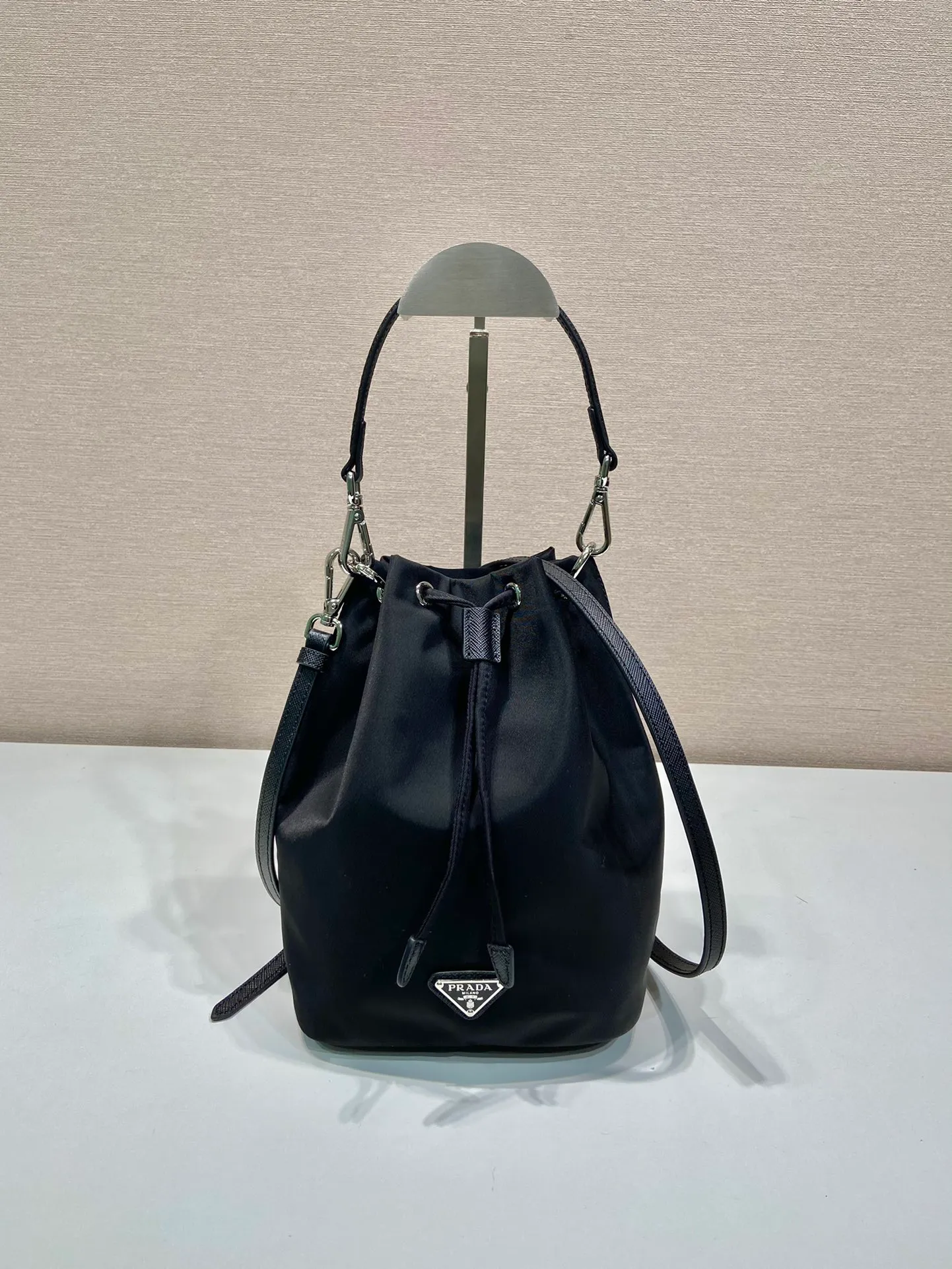 💰720, second-hand bucket bag🎉1BA038B🎉It’s so exquisite😍 This second-hand bucket bag is made of imported nylon material, with one short and one long cowhide shoulder strap, which makes it more refined and smart😋, with large capacity space. Mobile phone📱🚗🔑💄Everyday wear is no problem👌If you like babies, hurry up and get it🎉🎉 Length 17x height 23x bottom 11cm👏👏