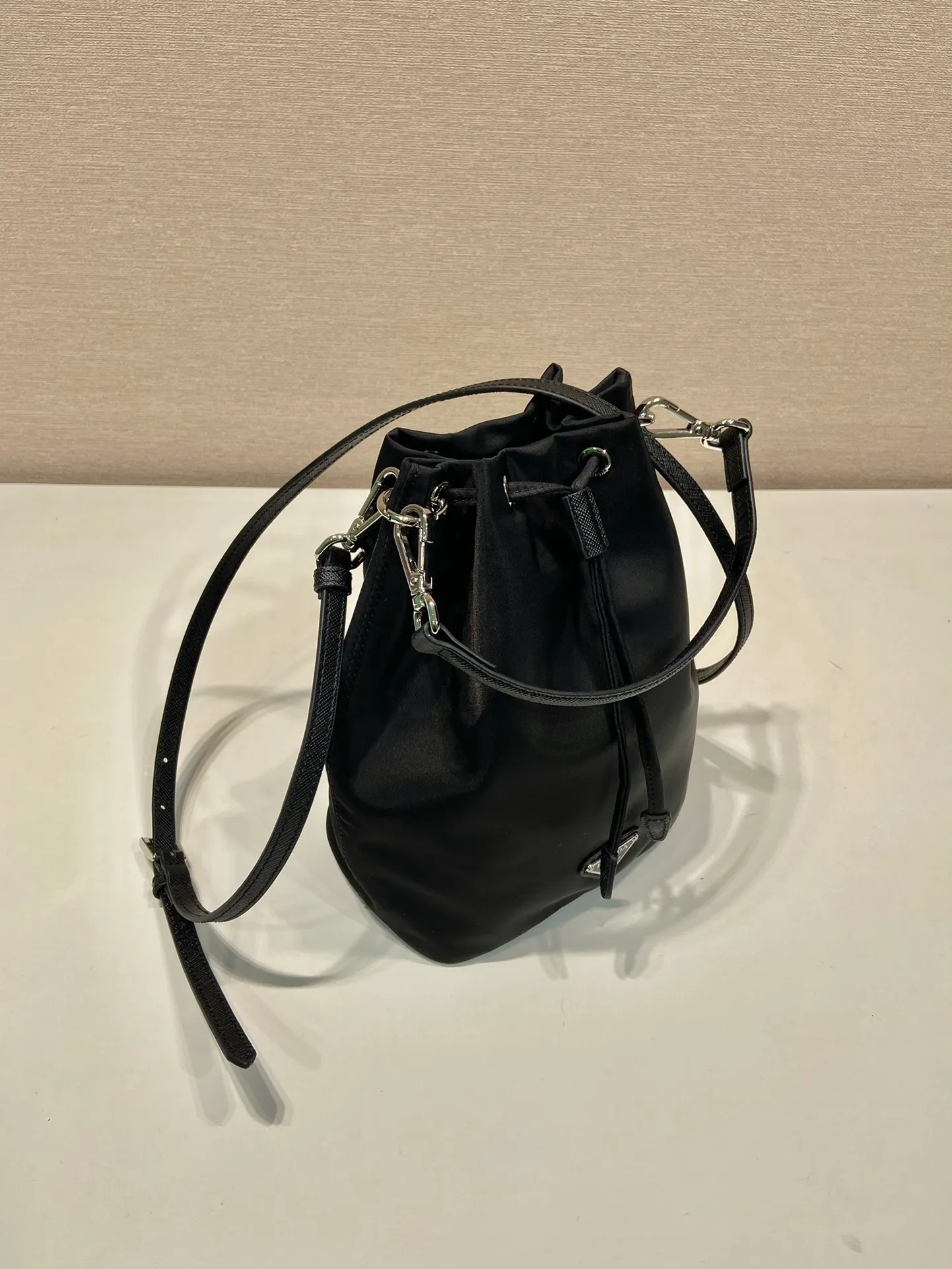 💰720, second-hand bucket bag🎉1BA038B🎉It’s so exquisite😍 This second-hand bucket bag is made of imported nylon material, with one short and one long cowhide shoulder strap, which makes it more refined and smart😋, with large capacity space. Mobile phone📱🚗🔑💄Everyday wear is no problem👌If you like babies, hurry up and get it🎉🎉 Length 17x height 23x bottom 11cm👏👏