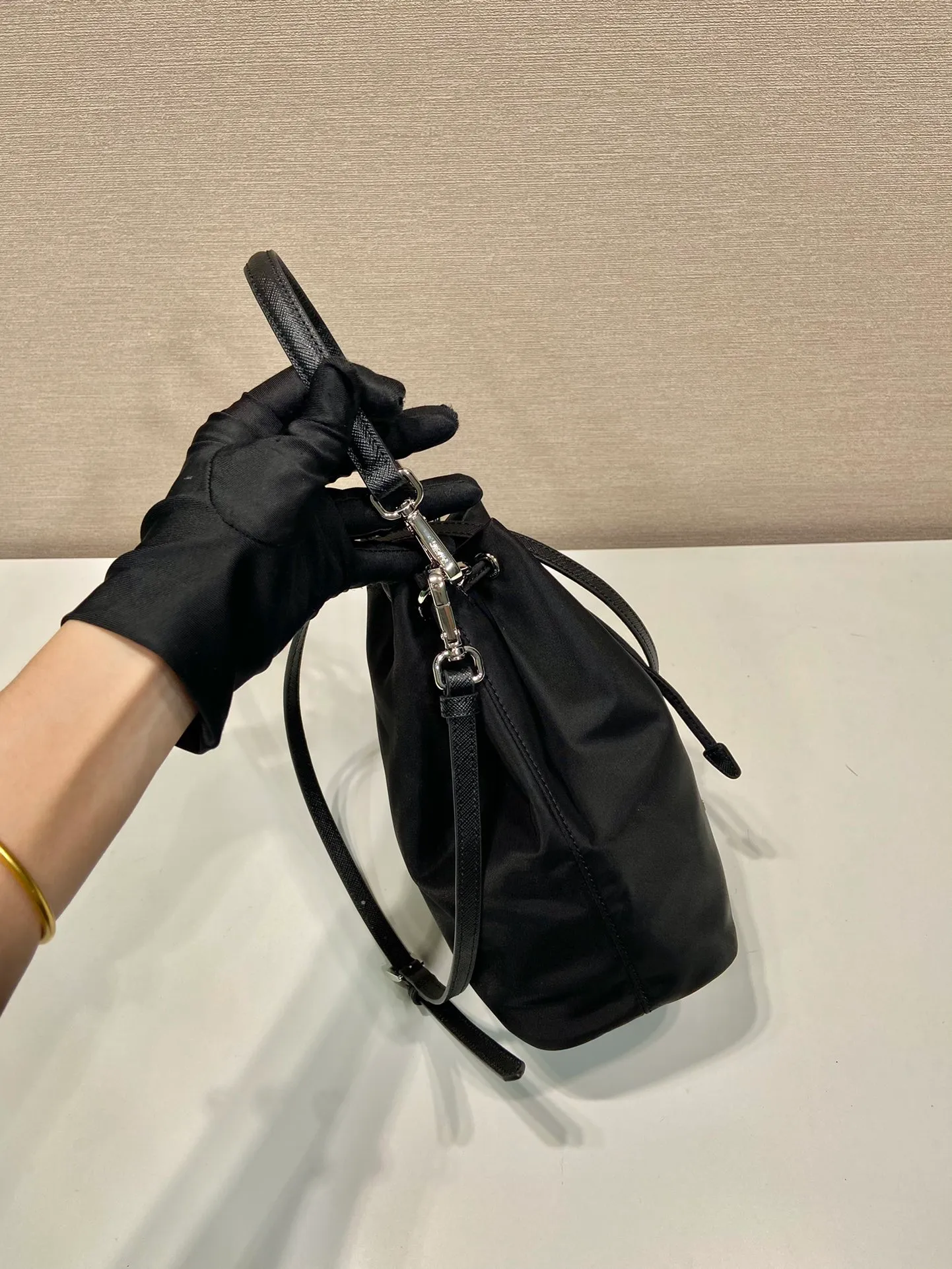 💰720, second-hand bucket bag🎉1BA038B🎉It’s so exquisite😍 This second-hand bucket bag is made of imported nylon material, with one short and one long cowhide shoulder strap, which makes it more refined and smart😋, with large capacity space. Mobile phone📱🚗🔑💄Everyday wear is no problem👌If you like babies, hurry up and get it🎉🎉 Length 17x height 23x bottom 11cm👏👏