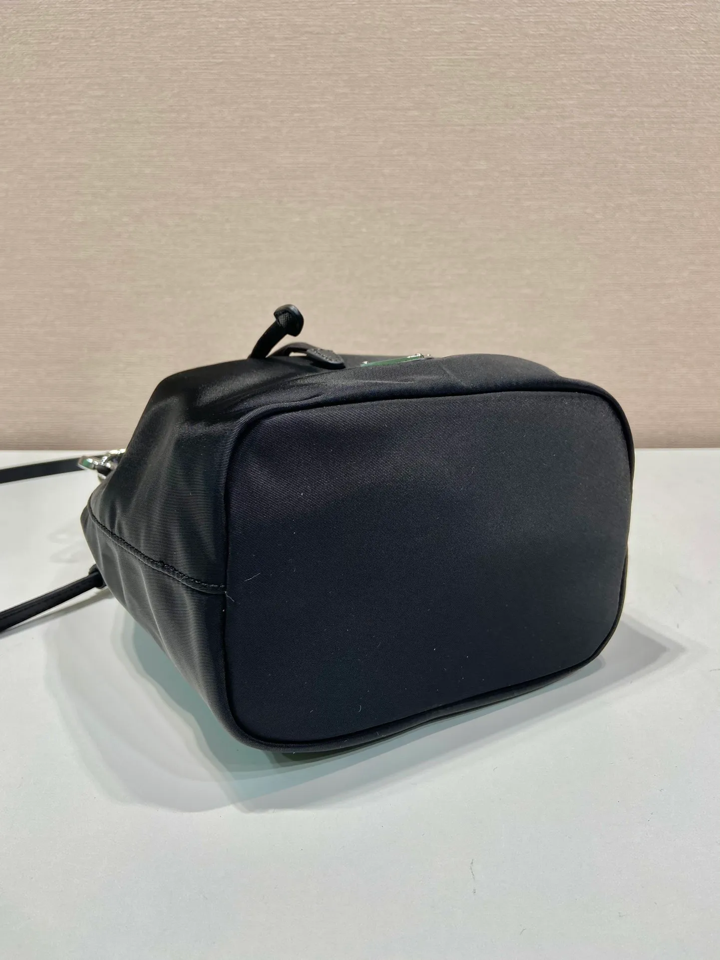 💰720, second-hand bucket bag🎉1BA038B🎉It’s so exquisite😍 This second-hand bucket bag is made of imported nylon material, with one short and one long cowhide shoulder strap, which makes it more refined and smart😋, with large capacity space. Mobile phone📱🚗🔑💄Everyday wear is no problem👌If you like babies, hurry up and get it🎉🎉 Length 17x height 23x bottom 11cm👏👏