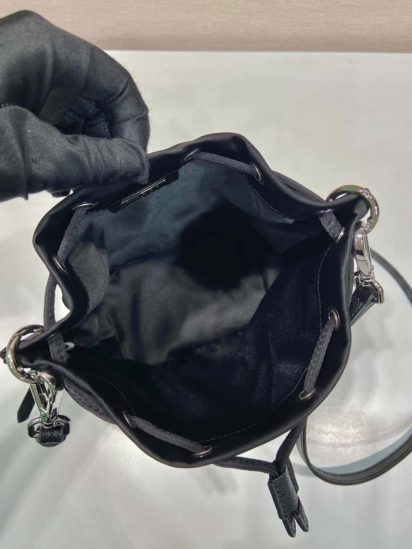 💰720, second-hand bucket bag🎉1BA038B🎉It’s so exquisite😍 This second-hand bucket bag is made of imported nylon material, with one short and one long cowhide shoulder strap, which makes it more refined and smart😋, with large capacity space. Mobile phone📱🚗🔑💄Everyday wear is no problem👌If you like babies, hurry up and get it🎉🎉 Length 17x height 23x bottom 11cm👏👏