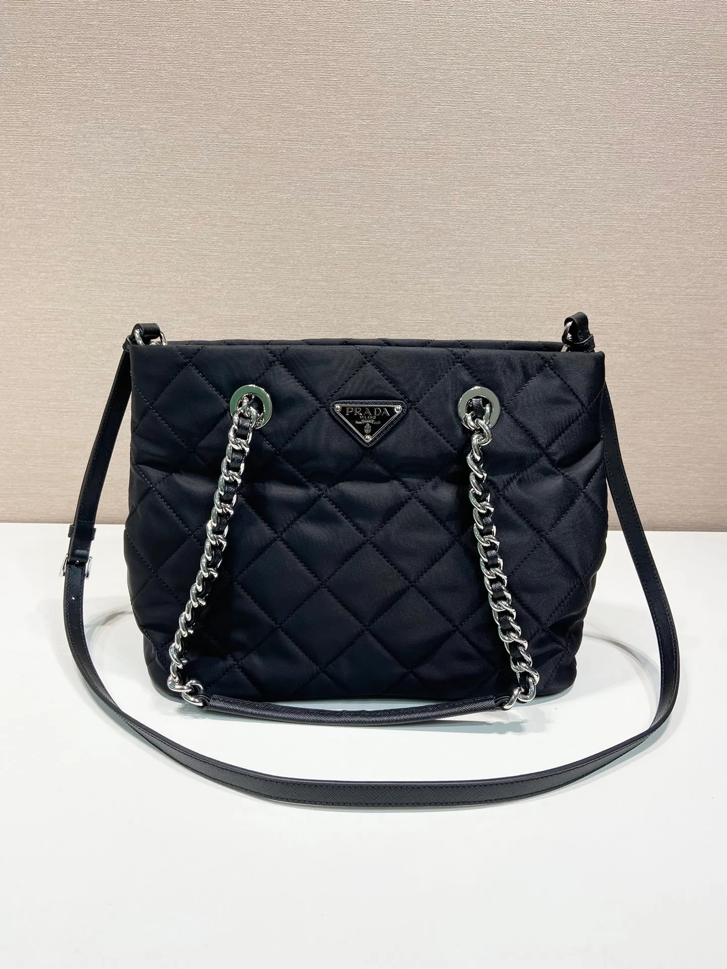 💰1420🎉Second-hand shopping bag🎉1BD650🎉 This second-hand shopping bag is made of imported nylon fabric and white hardware. Designed with complex hand-stitched patterns, it can be carried on the shoulder/handheld/cross-body. It is very functional and the upper body effect is really handsome. Another popular style that will never go out of style🎉🎉 Dimensions: length 30X height 24X bottom 17