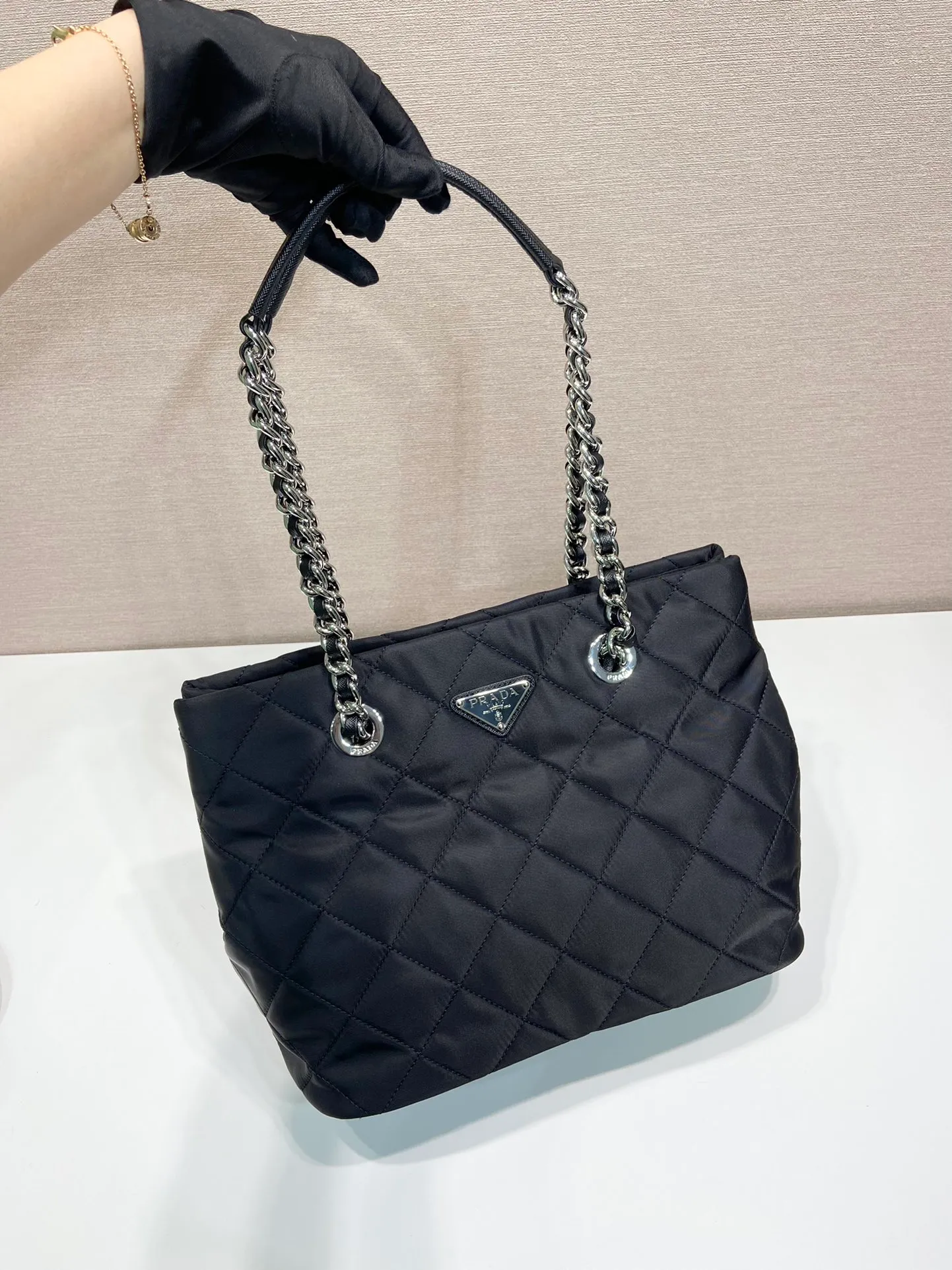 💰1420🎉Second-hand shopping bag🎉1BD650🎉 This second-hand shopping bag is made of imported nylon fabric and white hardware. Designed with complex hand-stitched patterns, it can be carried on the shoulder/handheld/cross-body. It is very functional and the upper body effect is really handsome. Another popular style that will never go out of style🎉🎉 Dimensions: length 30X height 24X bottom 17