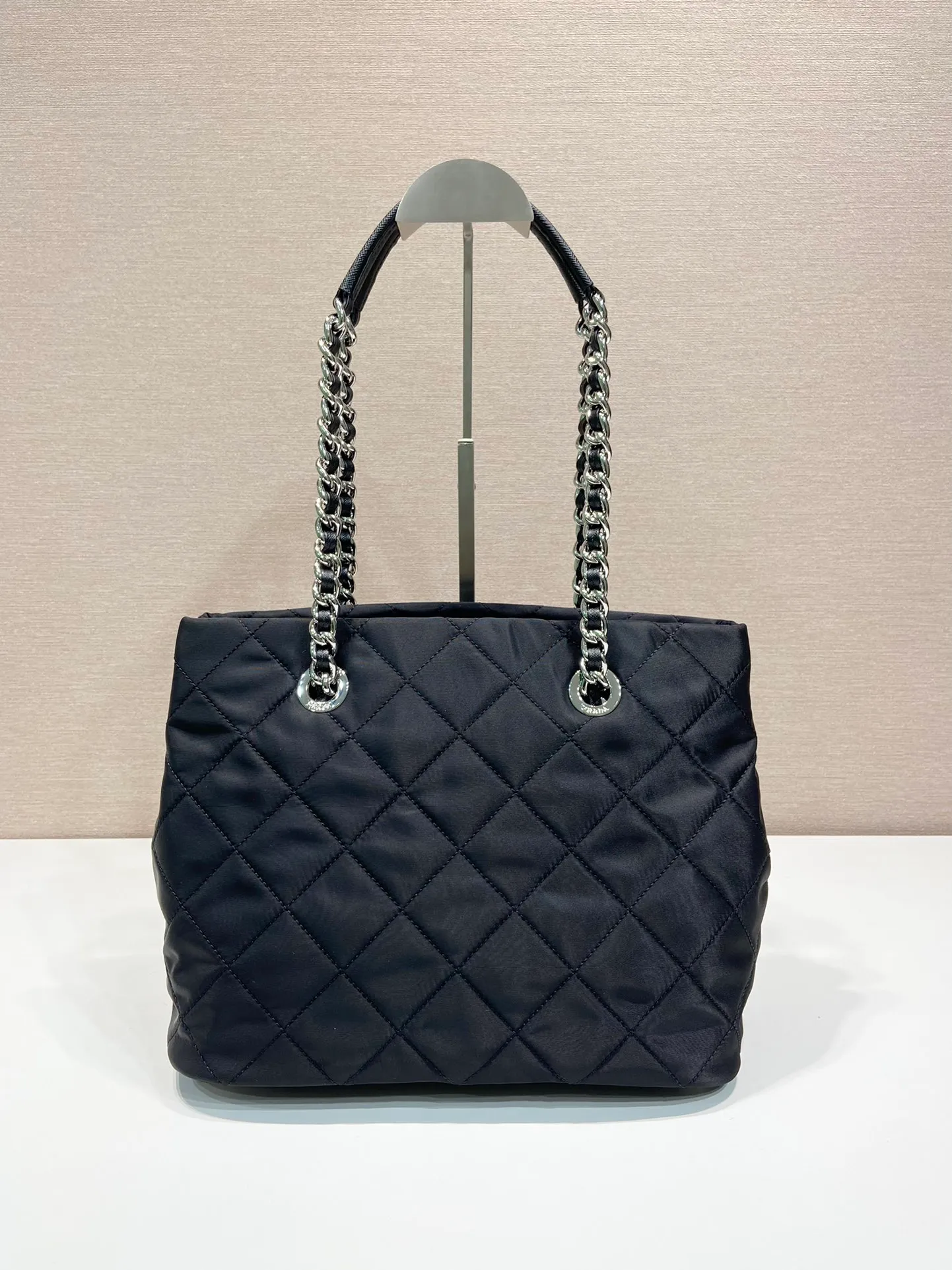 💰1420🎉Second-hand shopping bag🎉1BD650🎉 This second-hand shopping bag is made of imported nylon fabric and white hardware. Designed with complex hand-stitched patterns, it can be carried on the shoulder/handheld/cross-body. It is very functional and the upper body effect is really handsome. Another popular style that will never go out of style🎉🎉 Dimensions: length 30X height 24X bottom 17