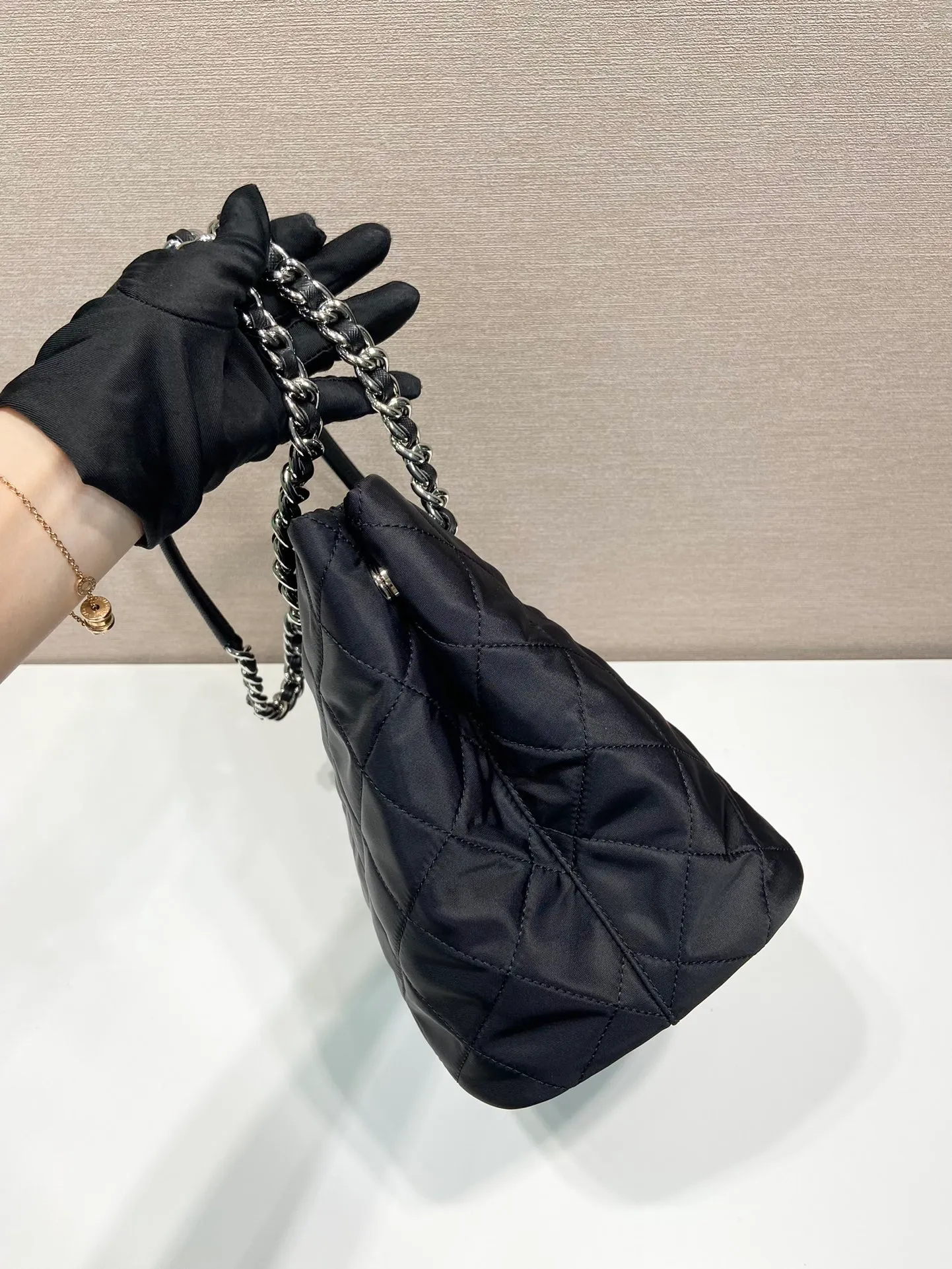 💰1420🎉Second-hand shopping bag🎉1BD650🎉 This second-hand shopping bag is made of imported nylon fabric and white hardware. Designed with complex hand-stitched patterns, it can be carried on the shoulder/handheld/cross-body. It is very functional and the upper body effect is really handsome. Another popular style that will never go out of style🎉🎉 Dimensions: length 30X height 24X bottom 17