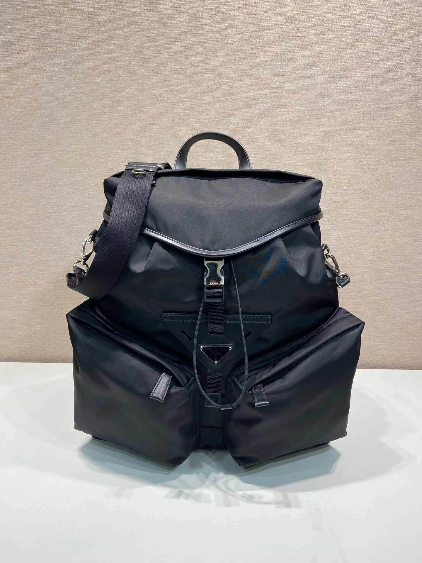 💰1700🎉New catwalk style🎉2VZ108 shoulder bag/shoulder bag🎉🎉 This catwalk style backpack is made of imported nylon fabric, calfskin and top-grade hardware. It has a front buckle/flap and 2 pocket design. It is equipped with a detachable nylon shoulder strap. The back can be carried on both shoulders and inserted into a trolley case. It has many compartments and a lot of space. It is no problem for daily carrying and business trips. It is fashionable and practical. Get it now. Handsome guys 👏👏 38cm long, 45cm tall, 18cm bottom