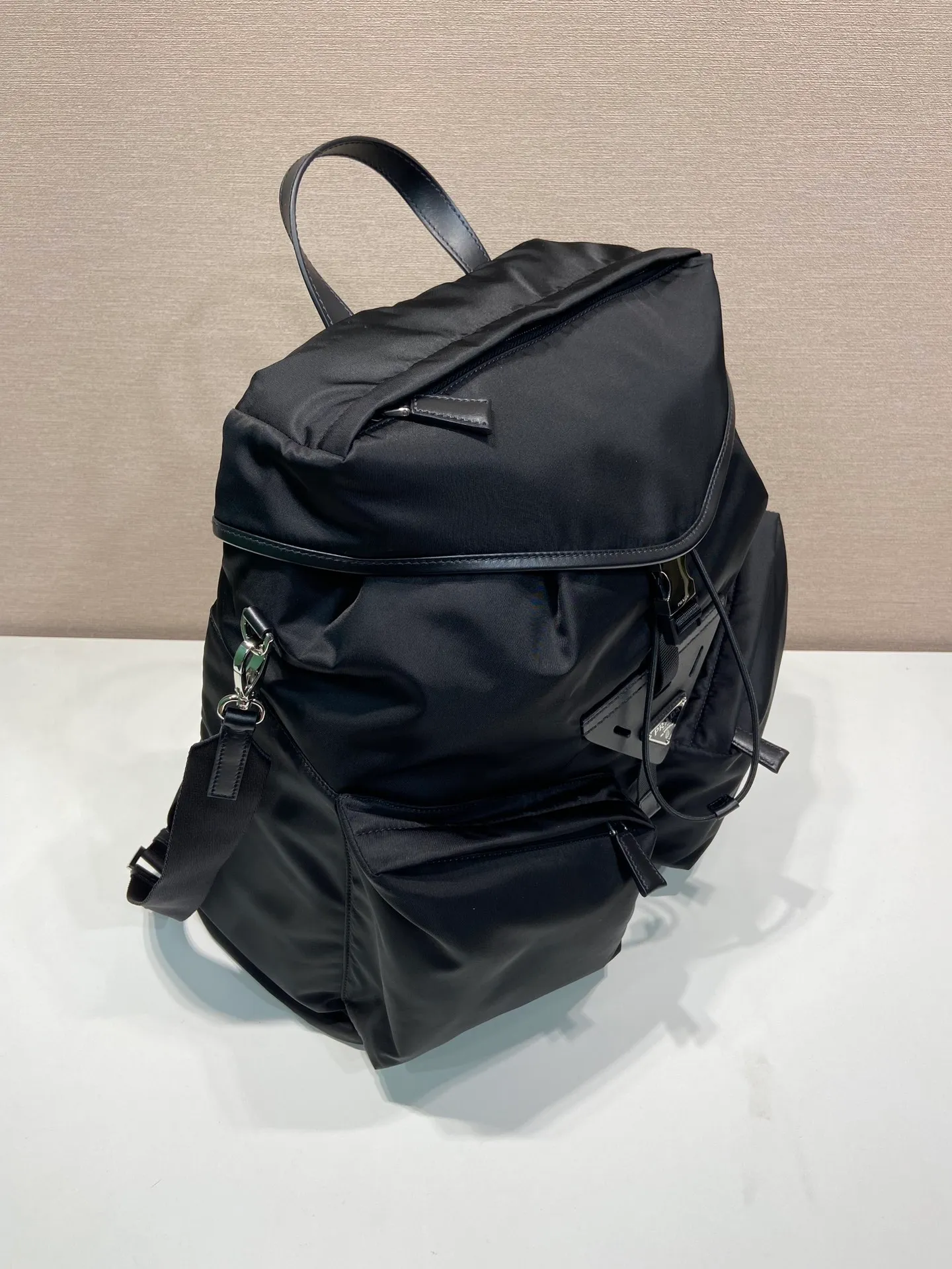 💰1700🎉New catwalk style🎉2VZ108 shoulder bag/shoulder bag🎉🎉 This catwalk style backpack is made of imported nylon fabric, calfskin and top-grade hardware. It has a front buckle/flap and 2 pocket design. It is equipped with a detachable nylon shoulder strap. The back can be carried on both shoulders and inserted into a trolley case. It has many compartments and a lot of space. It is no problem for daily carrying and business trips. It is fashionable and practical. Get it now. Handsome guys 👏👏 38cm long, 45cm tall, 18cm bottom