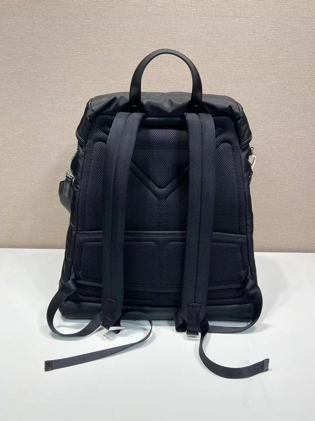 💰1700🎉New catwalk style🎉2VZ108 shoulder bag/shoulder bag🎉🎉 This catwalk style backpack is made of imported nylon fabric, calfskin and top-grade hardware. It has a front buckle/flap and 2 pocket design. It is equipped with a detachable nylon shoulder strap. The back can be carried on both shoulders and inserted into a trolley case. It has many compartments and a lot of space. It is no problem for daily carrying and business trips. It is fashionable and practical. Get it now. Handsome guys 👏👏 38cm long, 45cm tall, 18cm bottom