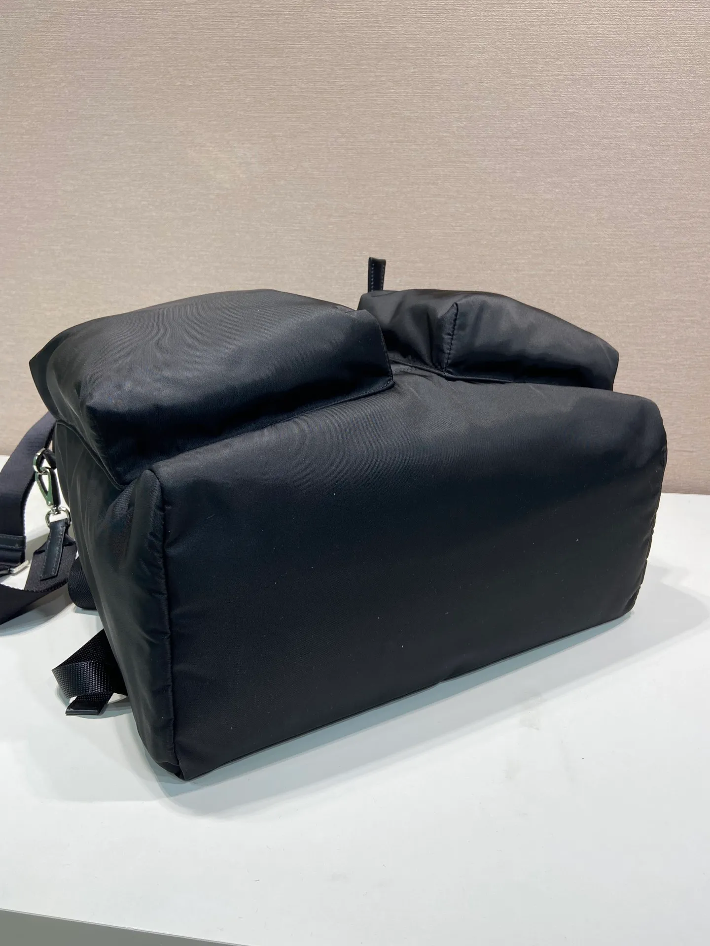 💰1700🎉New catwalk style🎉2VZ108 shoulder bag/shoulder bag🎉🎉 This catwalk style backpack is made of imported nylon fabric, calfskin and top-grade hardware. It has a front buckle/flap and 2 pocket design. It is equipped with a detachable nylon shoulder strap. The back can be carried on both shoulders and inserted into a trolley case. It has many compartments and a lot of space. It is no problem for daily carrying and business trips. It is fashionable and practical. Get it now. Handsome guys 👏👏 38cm long, 45cm tall, 18cm bottom