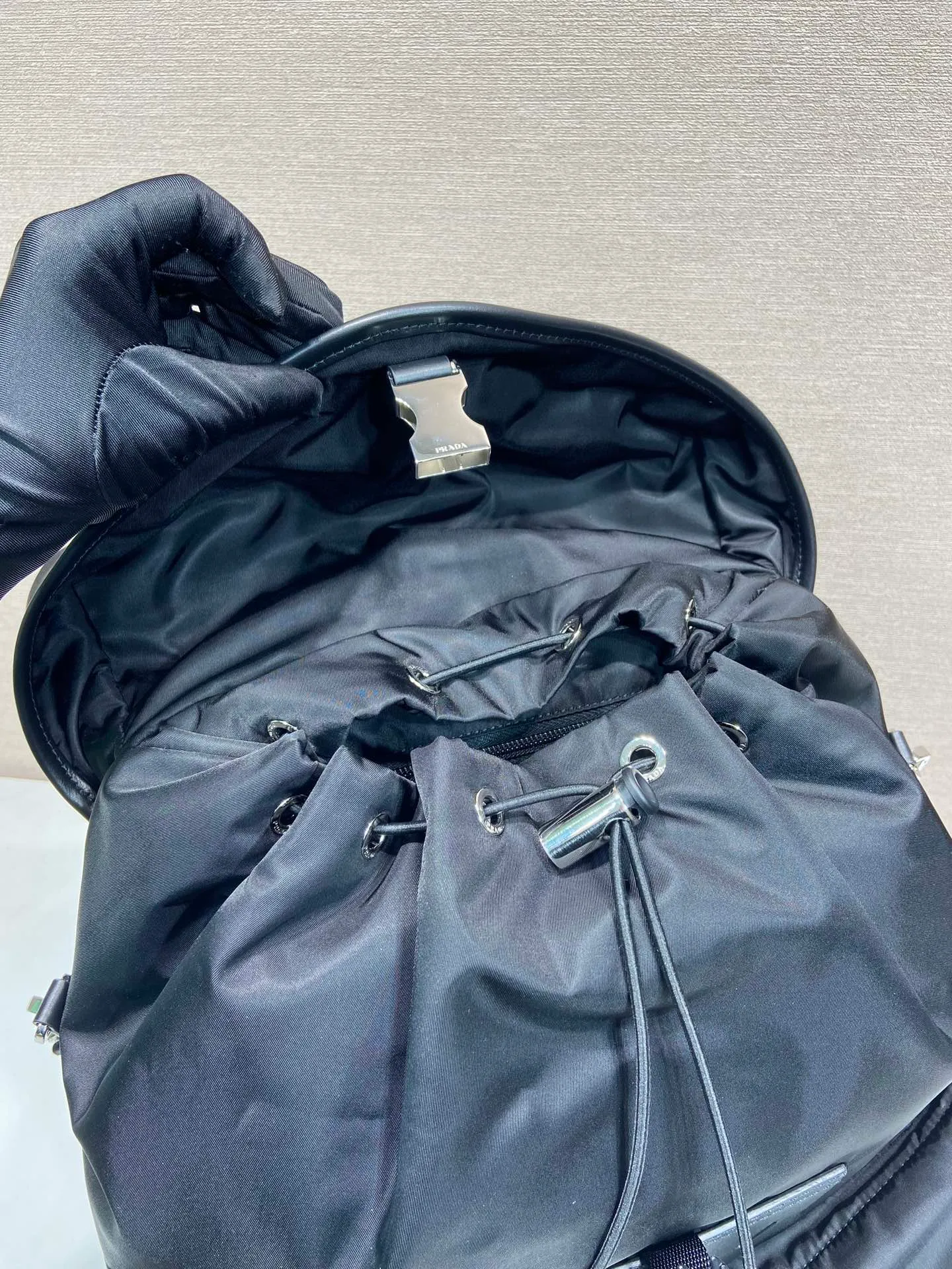 💰1700🎉New catwalk style🎉2VZ108 shoulder bag/shoulder bag🎉🎉 This catwalk style backpack is made of imported nylon fabric, calfskin and top-grade hardware. It has a front buckle/flap and 2 pocket design. It is equipped with a detachable nylon shoulder strap. The back can be carried on both shoulders and inserted into a trolley case. It has many compartments and a lot of space. It is no problem for daily carrying and business trips. It is fashionable and practical. Get it now. Handsome guys 👏👏 38cm long, 45cm tall, 18cm bottom