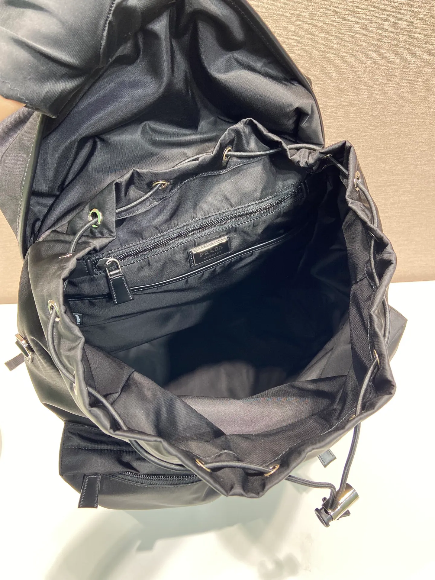 💰1700🎉New catwalk style🎉2VZ108 shoulder bag/shoulder bag🎉🎉 This catwalk style backpack is made of imported nylon fabric, calfskin and top-grade hardware. It has a front buckle/flap and 2 pocket design. It is equipped with a detachable nylon shoulder strap. The back can be carried on both shoulders and inserted into a trolley case. It has many compartments and a lot of space. It is no problem for daily carrying and business trips. It is fashionable and practical. Get it now. Handsome guys 👏👏 38cm long, 45cm tall, 18cm bottom