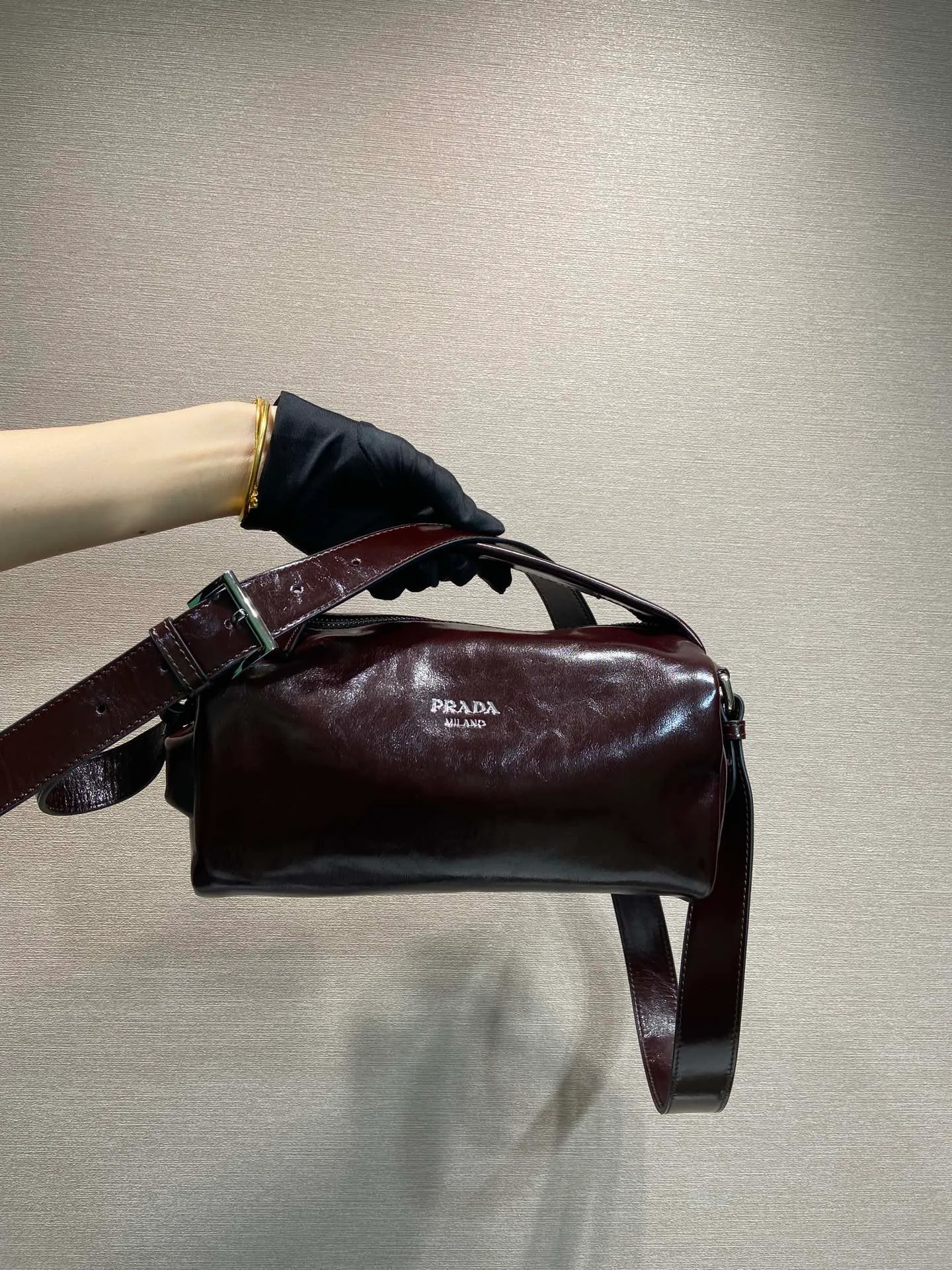 💰1360🎉New Boston🎉2VH188 waxed leather small size🎉🎉 This Boston handbag is fashionable and compact, and its design is inspired by retro designs and details. The waxed cowhide has a glossy effect, giving the accessory a soft and unique appearance, and is embellished with a metal letter logo. Equipped with a detachable long shoulder strap, it has large capacity and is lightweight and practical. Baby, hurry up and get it🎉🎉 Length 24x Height 11x Bottom 11cm🎉🎉🎉👏👏👏
