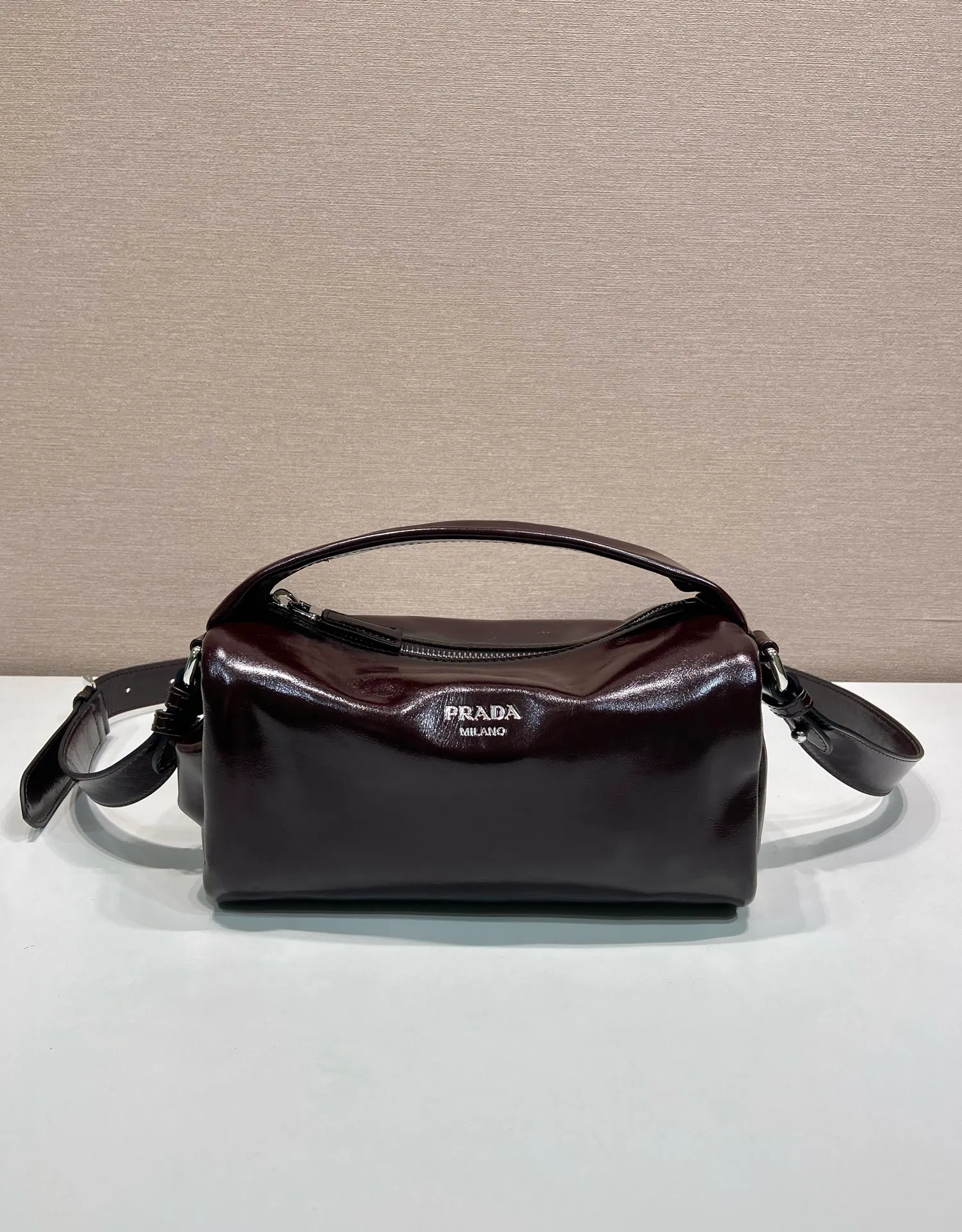 💰1360🎉New Boston🎉2VH188 waxed leather small size🎉🎉 This Boston handbag is fashionable and compact, and its design is inspired by retro designs and details. The waxed cowhide has a glossy effect, giving the accessory a soft and unique appearance, and is embellished with a metal letter logo. Equipped with a detachable long shoulder strap, it has large capacity and is lightweight and practical. Baby, hurry up and get it🎉🎉 Length 24x Height 11x Bottom 11cm🎉🎉🎉👏👏👏