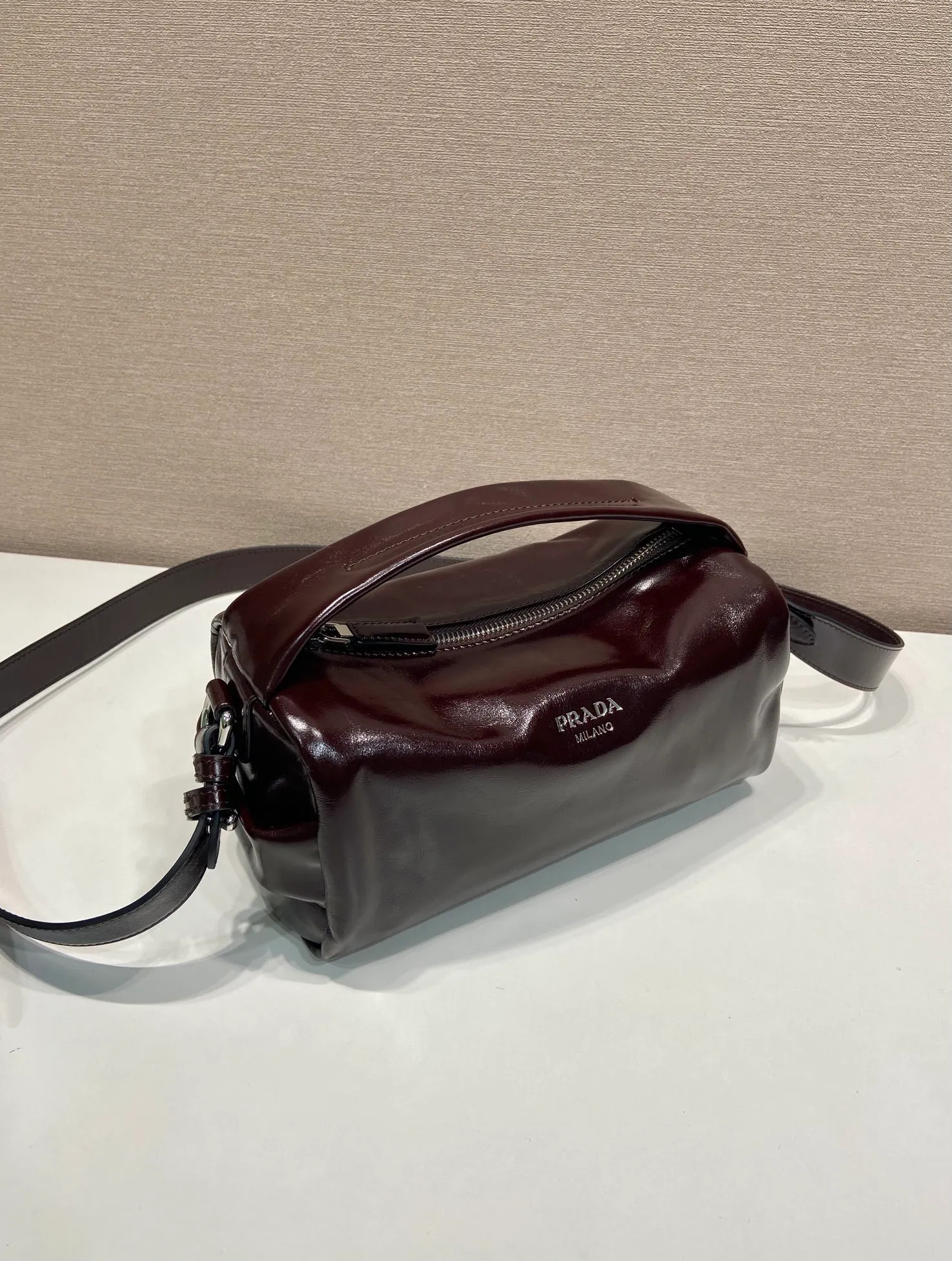 💰1360🎉New Boston🎉2VH188 waxed leather small size🎉🎉 This Boston handbag is fashionable and compact, and its design is inspired by retro designs and details. The waxed cowhide has a glossy effect, giving the accessory a soft and unique appearance, and is embellished with a metal letter logo. Equipped with a detachable long shoulder strap, it has large capacity and is lightweight and practical. Baby, hurry up and get it🎉🎉 Length 24x Height 11x Bottom 11cm🎉🎉🎉👏👏👏