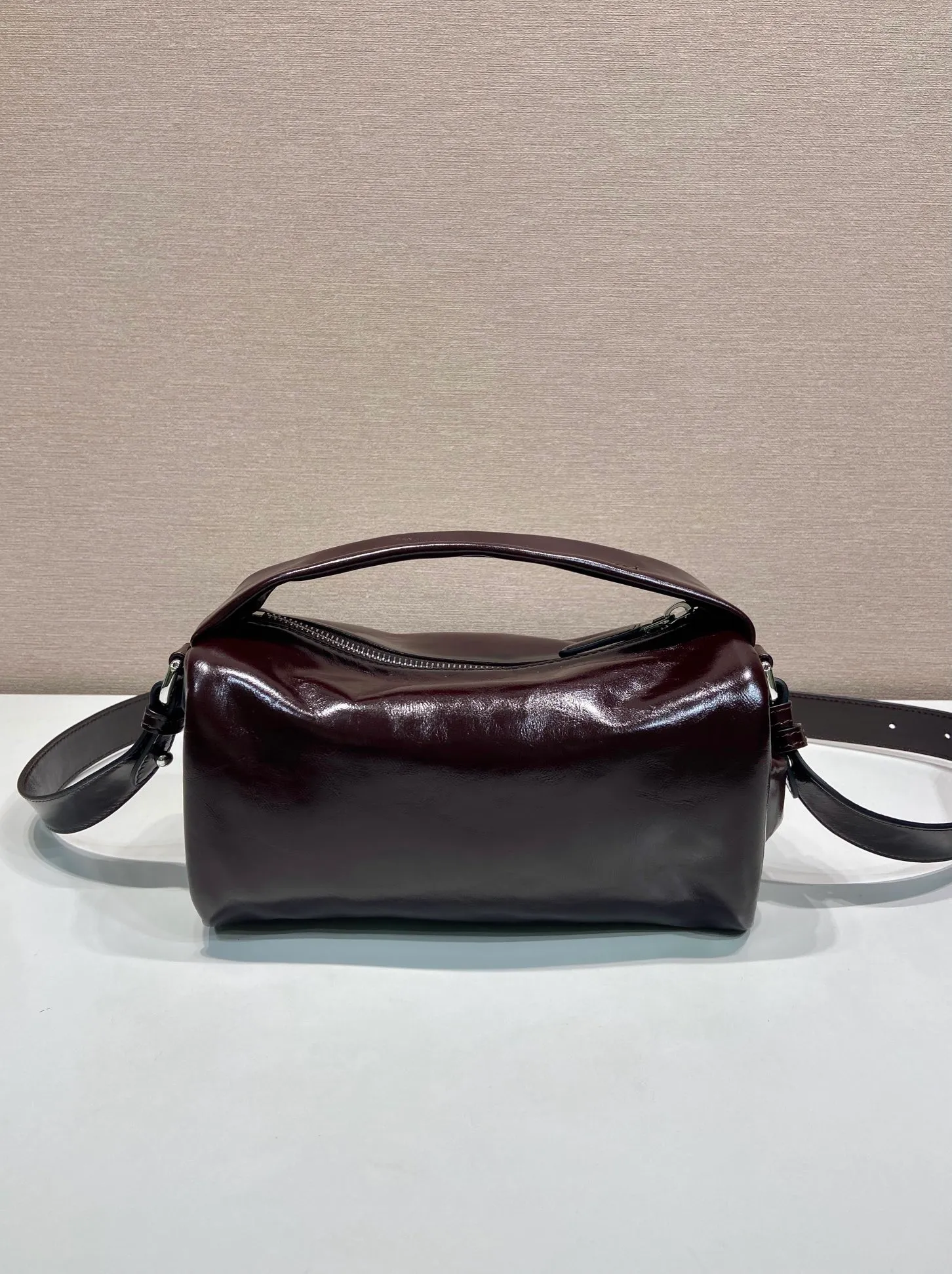 💰1360🎉New Boston🎉2VH188 waxed leather small size🎉🎉 This Boston handbag is fashionable and compact, and its design is inspired by retro designs and details. The waxed cowhide has a glossy effect, giving the accessory a soft and unique appearance, and is embellished with a metal letter logo. Equipped with a detachable long shoulder strap, it has large capacity and is lightweight and practical. Baby, hurry up and get it🎉🎉 Length 24x Height 11x Bottom 11cm🎉🎉🎉👏👏👏