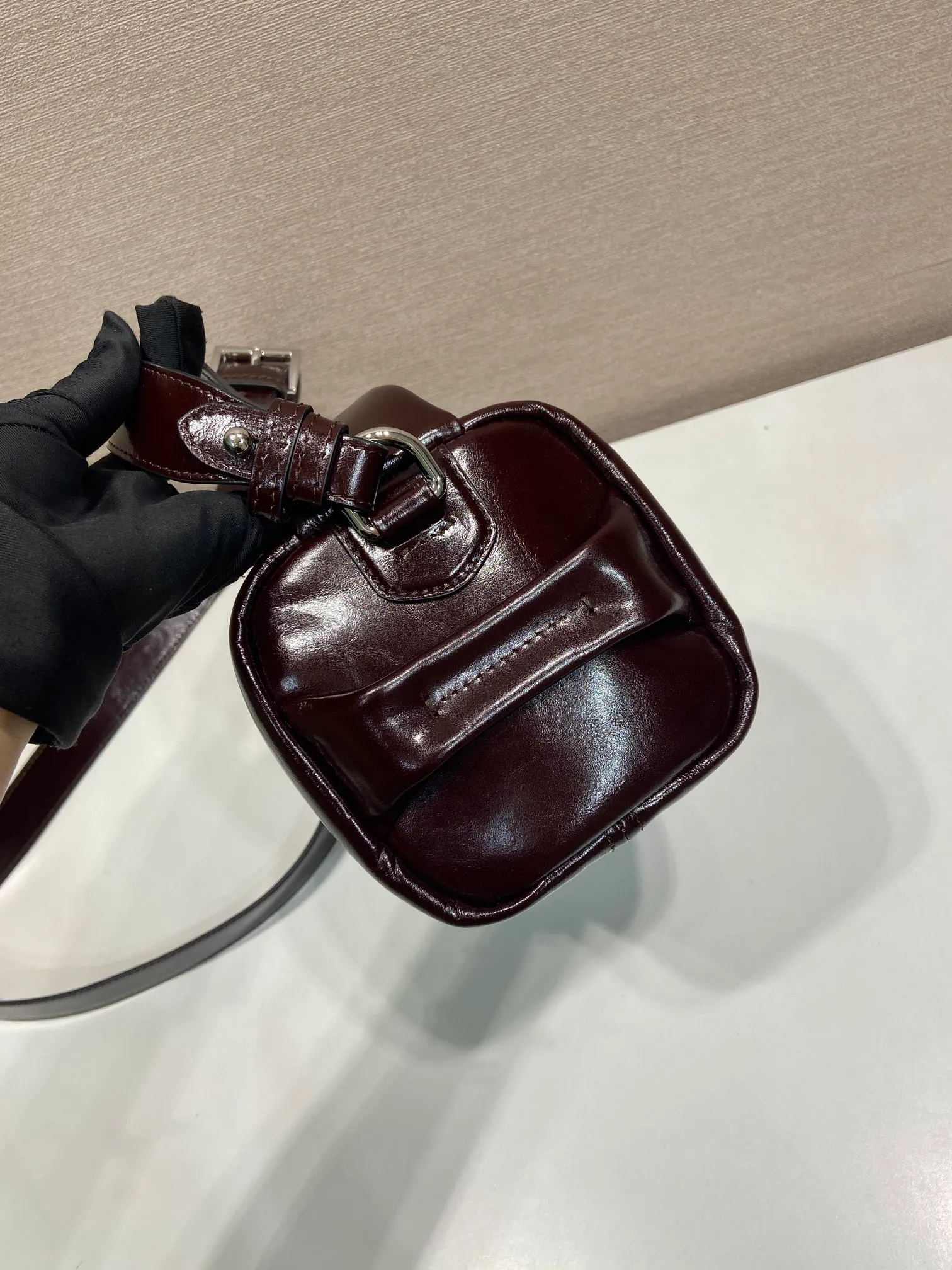 💰1360🎉New Boston🎉2VH188 waxed leather small size🎉🎉 This Boston handbag is fashionable and compact, and its design is inspired by retro designs and details. The waxed cowhide has a glossy effect, giving the accessory a soft and unique appearance, and is embellished with a metal letter logo. Equipped with a detachable long shoulder strap, it has large capacity and is lightweight and practical. Baby, hurry up and get it🎉🎉 Length 24x Height 11x Bottom 11cm🎉🎉🎉👏👏👏