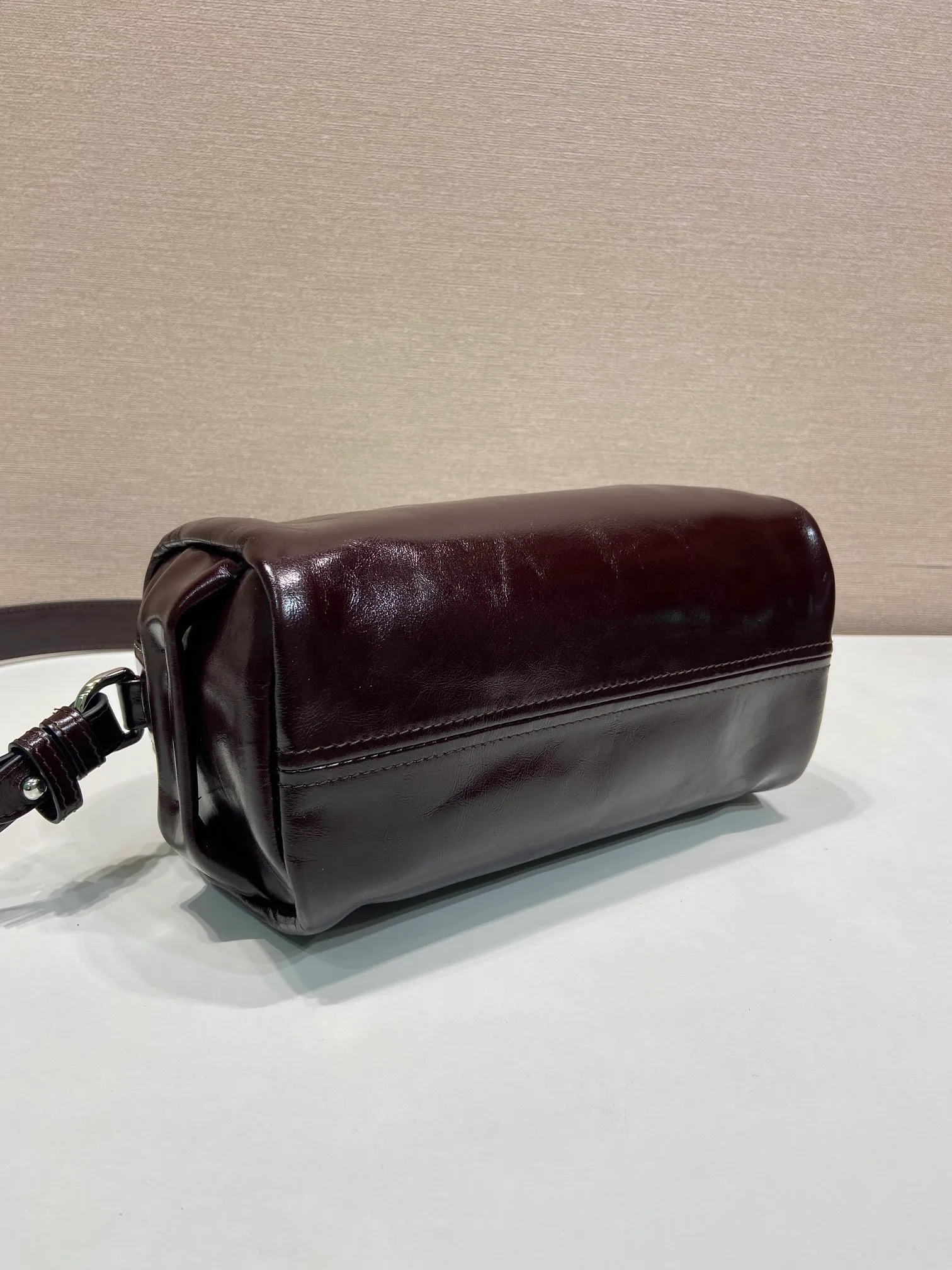 💰1360🎉New Boston🎉2VH188 waxed leather small size🎉🎉 This Boston handbag is fashionable and compact, and its design is inspired by retro designs and details. The waxed cowhide has a glossy effect, giving the accessory a soft and unique appearance, and is embellished with a metal letter logo. Equipped with a detachable long shoulder strap, it has large capacity and is lightweight and practical. Baby, hurry up and get it🎉🎉 Length 24x Height 11x Bottom 11cm🎉🎉🎉👏👏👏