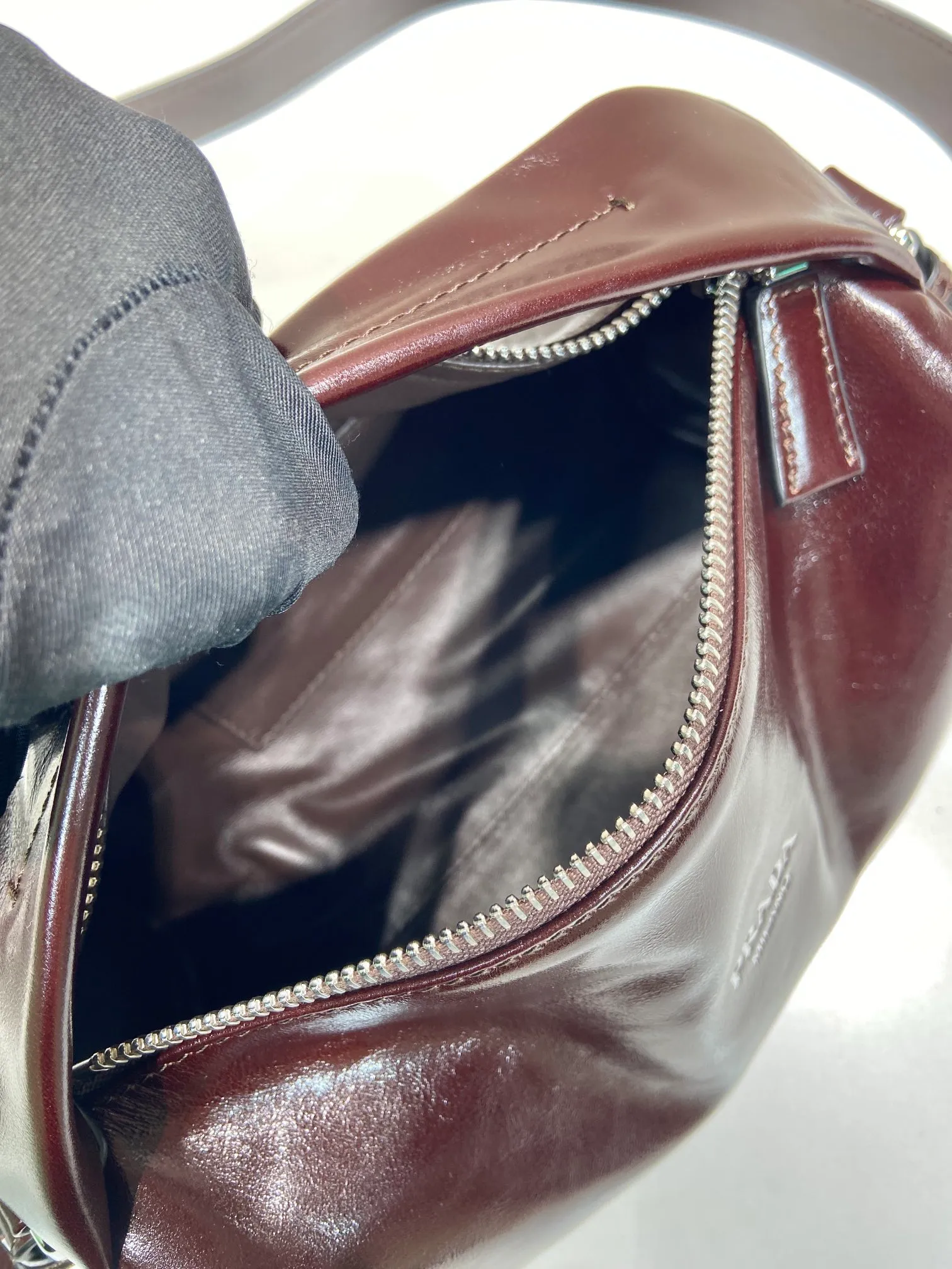 💰1360🎉New Boston🎉2VH188 waxed leather small size🎉🎉 This Boston handbag is fashionable and compact, and its design is inspired by retro designs and details. The waxed cowhide has a glossy effect, giving the accessory a soft and unique appearance, and is embellished with a metal letter logo. Equipped with a detachable long shoulder strap, it has large capacity and is lightweight and practical. Baby, hurry up and get it🎉🎉 Length 24x Height 11x Bottom 11cm🎉🎉🎉👏👏👏