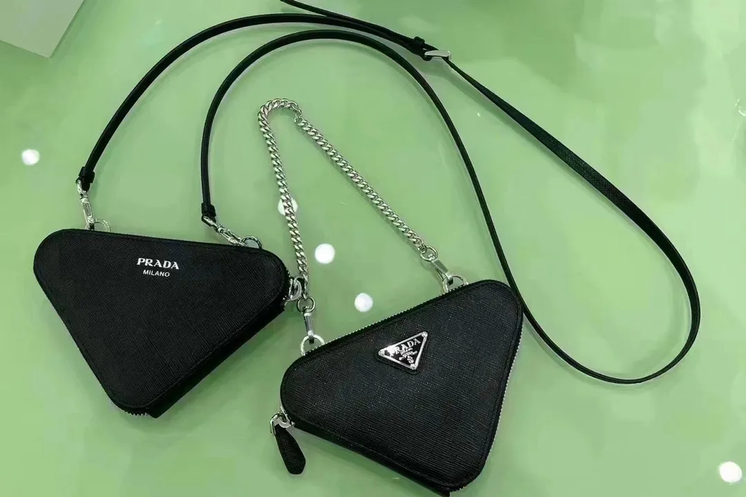 💰920🎉 Twin triangle bag 🎉 1NR015 new product 😘 This 2-in-1 twin bag has a very unique design and can be disassembled into 2 bags 🎉🎉, it’s perfect 🎉🎉, one can be carried by hand and the other can be worn as a crossbody. It can also be combined😘😘Another hot new product🎉 If you like babies, hurry up and get it🎉🎉 Length 15x height 10x bottom 5cm🎉🎉🎉👏👏👏