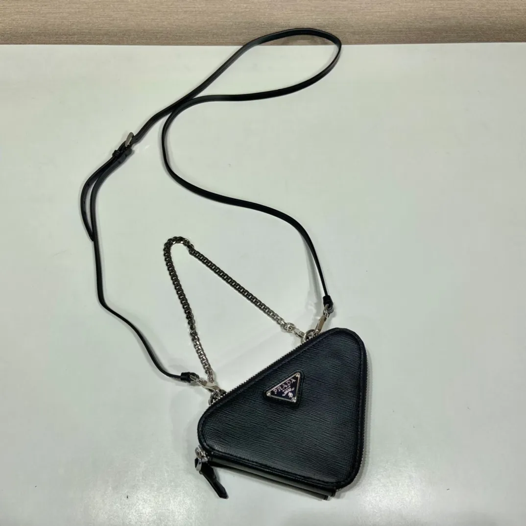 💰920🎉 Twin triangle bag 🎉 1NR015 new product 😘 This 2-in-1 twin bag has a very unique design and can be disassembled into 2 bags 🎉🎉, it’s perfect 🎉🎉, one can be carried by hand and the other can be worn as a crossbody. It can also be combined😘😘Another hot new product🎉 If you like babies, hurry up and get it🎉🎉 Length 15x height 10x bottom 5cm🎉🎉🎉👏👏👏