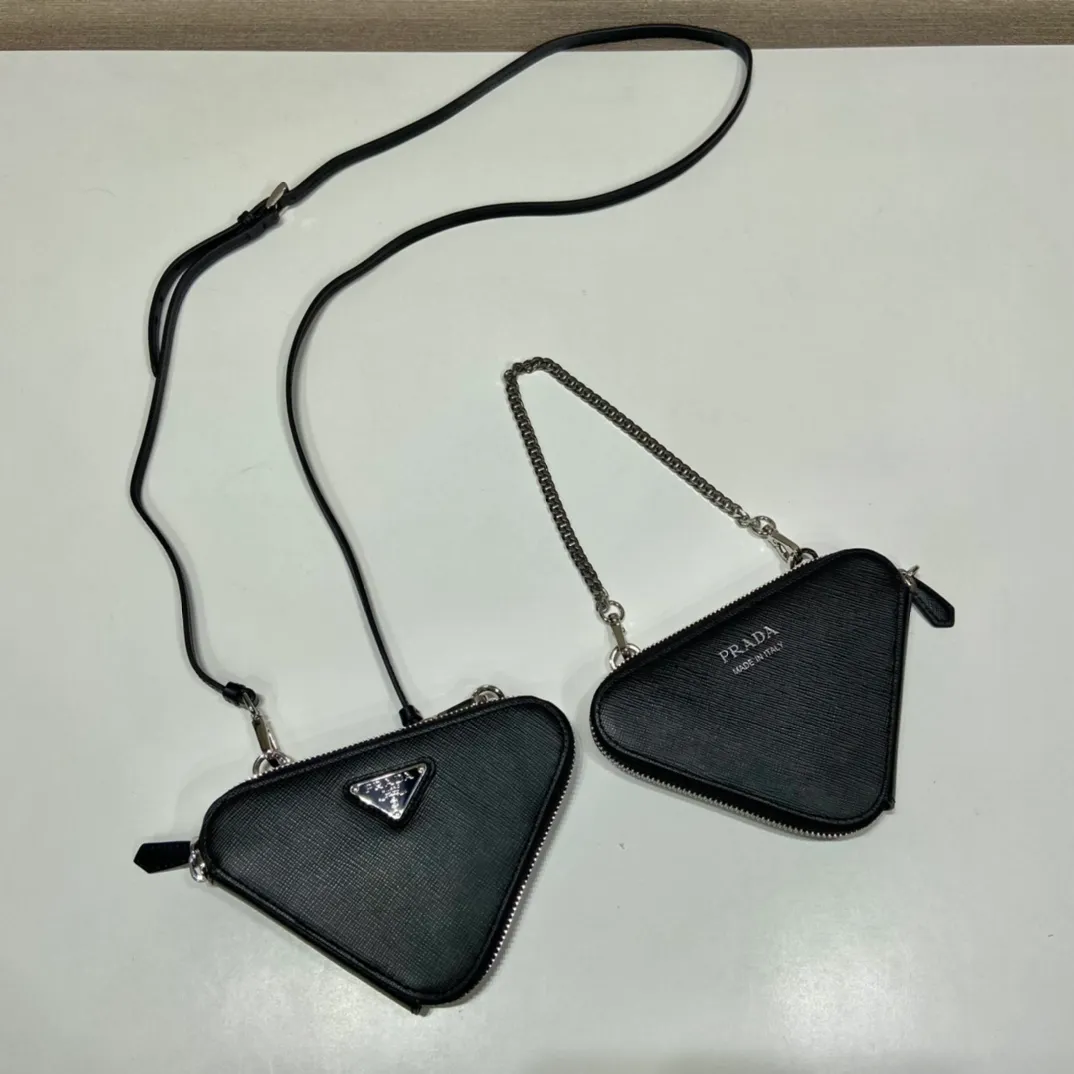 💰920🎉 Twin triangle bag 🎉 1NR015 new product 😘 This 2-in-1 twin bag has a very unique design and can be disassembled into 2 bags 🎉🎉, it’s perfect 🎉🎉, one can be carried by hand and the other can be worn as a crossbody. It can also be combined😘😘Another hot new product🎉 If you like babies, hurry up and get it🎉🎉 Length 15x height 10x bottom 5cm🎉🎉🎉👏👏👏