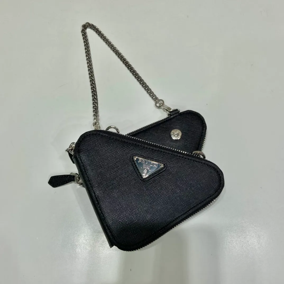 💰920🎉 Twin triangle bag 🎉 1NR015 new product 😘 This 2-in-1 twin bag has a very unique design and can be disassembled into 2 bags 🎉🎉, it’s perfect 🎉🎉, one can be carried by hand and the other can be worn as a crossbody. It can also be combined😘😘Another hot new product🎉 If you like babies, hurry up and get it🎉🎉 Length 15x height 10x bottom 5cm🎉🎉🎉👏👏👏