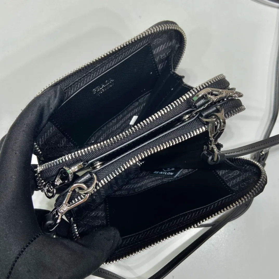 💰920🎉 Twin triangle bag 🎉 1NR015 new product 😘 This 2-in-1 twin bag has a very unique design and can be disassembled into 2 bags 🎉🎉, it’s perfect 🎉🎉, one can be carried by hand and the other can be worn as a crossbody. It can also be combined😘😘Another hot new product🎉 If you like babies, hurry up and get it🎉🎉 Length 15x height 10x bottom 5cm🎉🎉🎉👏👏👏