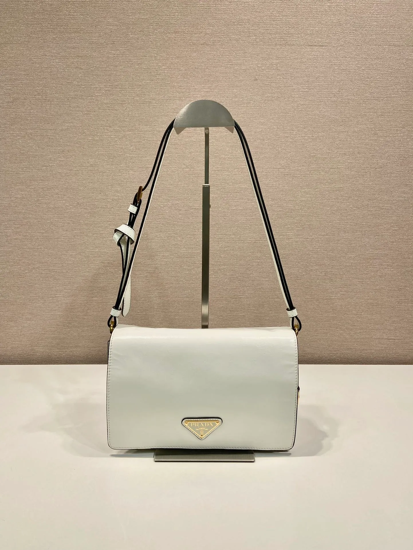 💰1500🎉Oil wax leather messenger bag🎉1BD082🎉🎉 This messenger bag is made of imported oil wax leather. The shiny color exudes a classic atmosphere. It is equipped with a detachable and adjustable long shoulder strap, which can be carried on the shoulder or crossbody. It has a large capacity and is easy to use. It is definitely a must-have for fashionistas. Hurry up and take this retro style flip messenger bag home! Length 23 height 15x base 8.5cm🎉🎉🎉👏👏👏